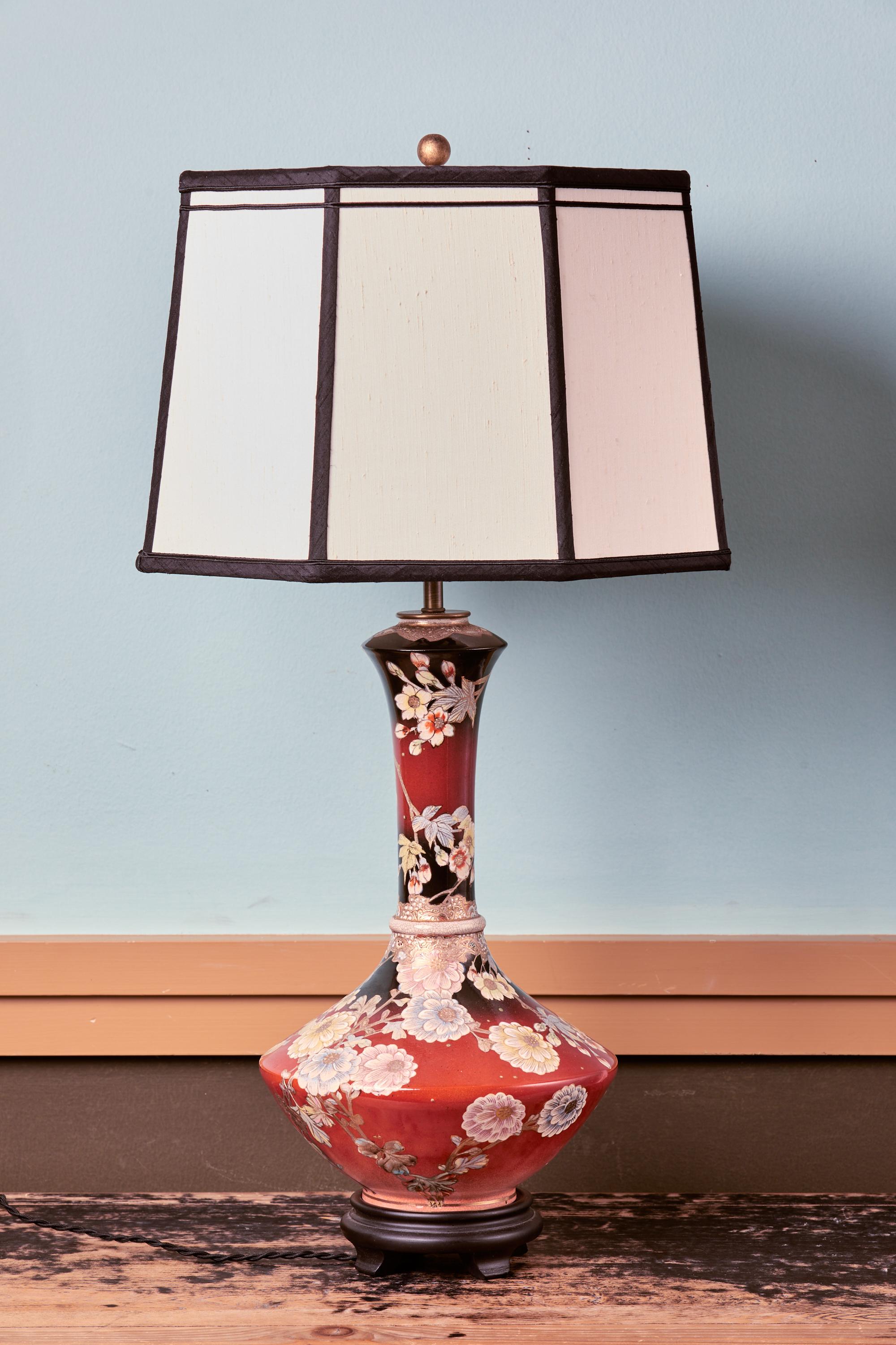 Diese ganz besondere Tischleuchte ist im Stil des Japonisme oder der Ästhetischen Bewegung gehalten.  Die japanische Lampe ist aufwändig mit Moriage und Gold bemalt.  Die Farbe ist eine emaillierte Farbe.  Die Lampe ist 21 Zoll bis zur Oberseite der