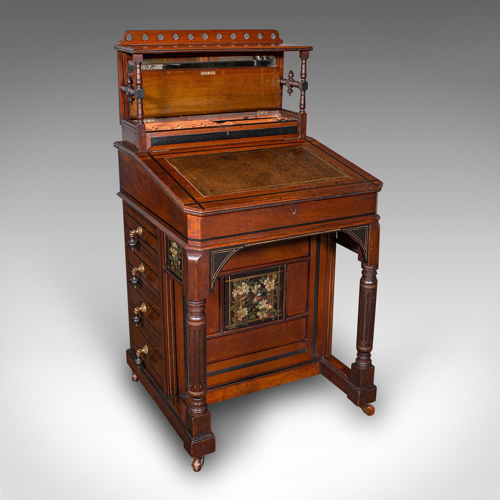 Questo è un antico Davenport del periodo estetico. Scrittoio inglese in noce e acero, risalente all'epoca vittoriana, circa 1880.

Un esempio delizioso, con una squisita fattura e un gusto estetico d'epoca.
Mostra una patina invecchiata e in buono