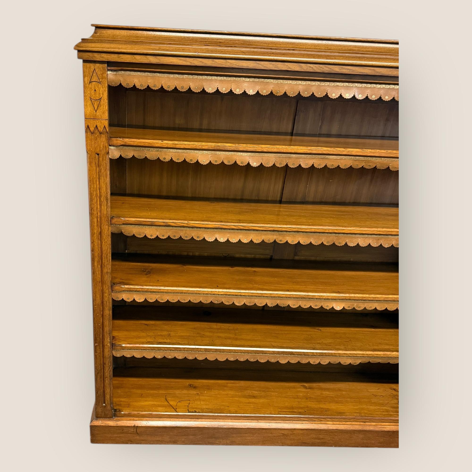 Britannico Grande libreria a giorno tardo-vittoriana in Oak Oak in vendita