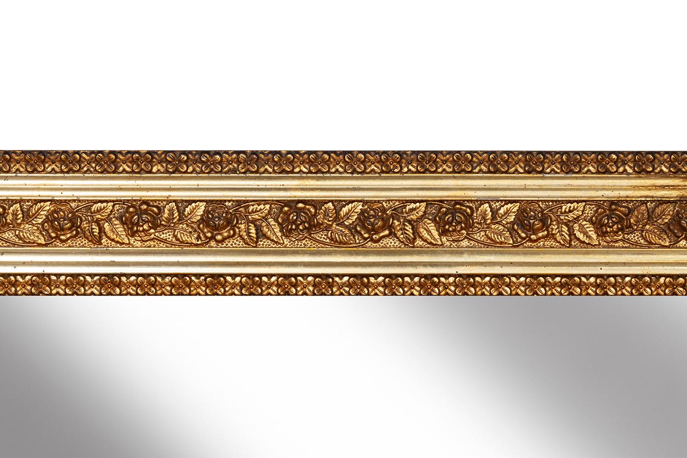 Fin du XIXe siècle/début du XXe siècle Cadre en bois doré du mouvement esthétique avec un motif de fleurs et de feuilles doré entre un petit motif répété d'équerres croisées sur le cadre intérieur et extérieur. Surface lisse avec des bordures dorées