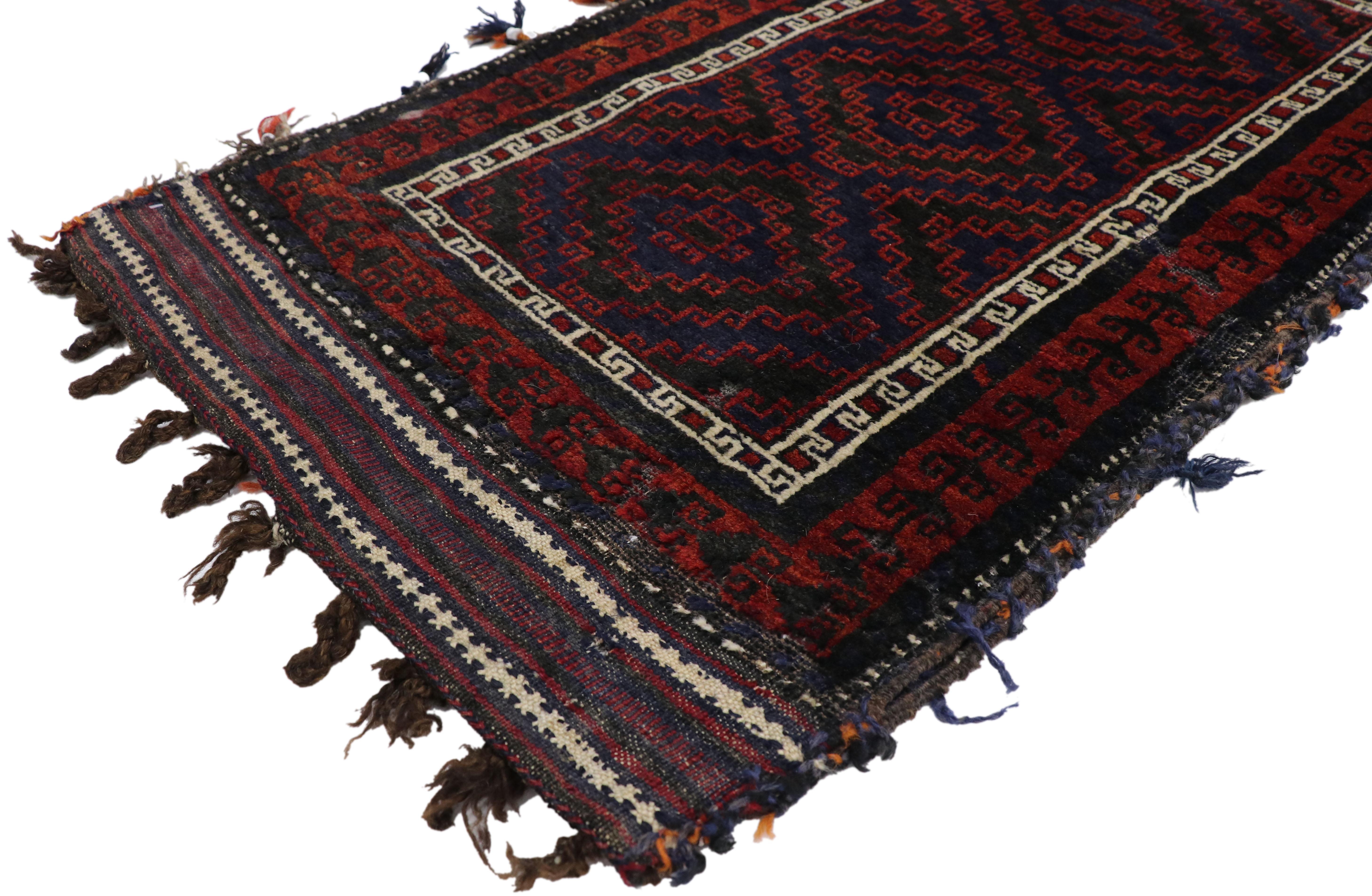 76631, ancien sac afghan Baluch Balisht, tenture murale nomade, tapisserie de style tribal. Ce sac Baluch Balisht ancien en laine nouée à la main est également connu sous le nom de Pushti afghan, sac à oreiller Baluch, sac à chameau afghan ou sac à