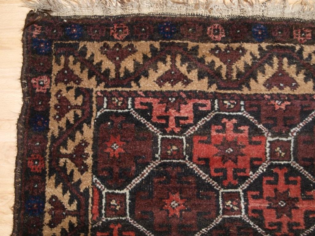 Antiker afghanischer Belutsch-Teppich kleiner Größe mit Gittermuster
CIRCA 1900

Eine süße kleine Baluch Teppich mit Gitter-Design mit Sternen in der Mitte jeder Raute Die Kamel Boden Grenze mit Blatt-Design Frames der Teppich gut

Der Teppich ist