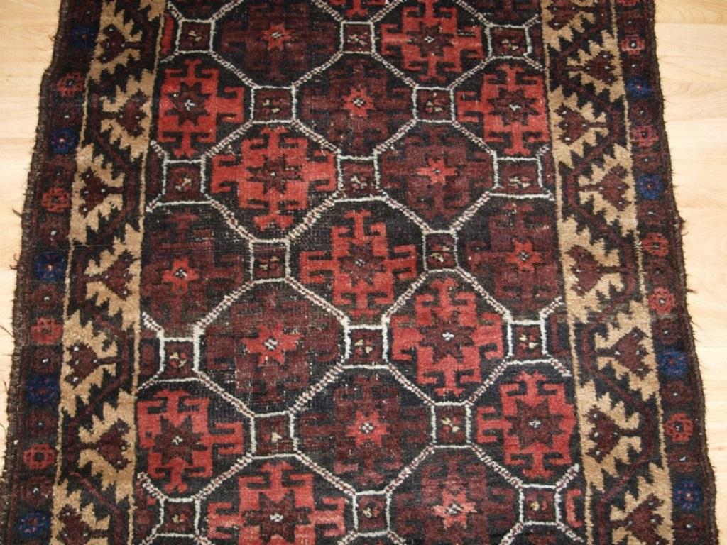 Antiker afghanischer Baluch-Teppich, kleine Größe mit Gitterdesign, um 1900 (Unbekannt) im Angebot
