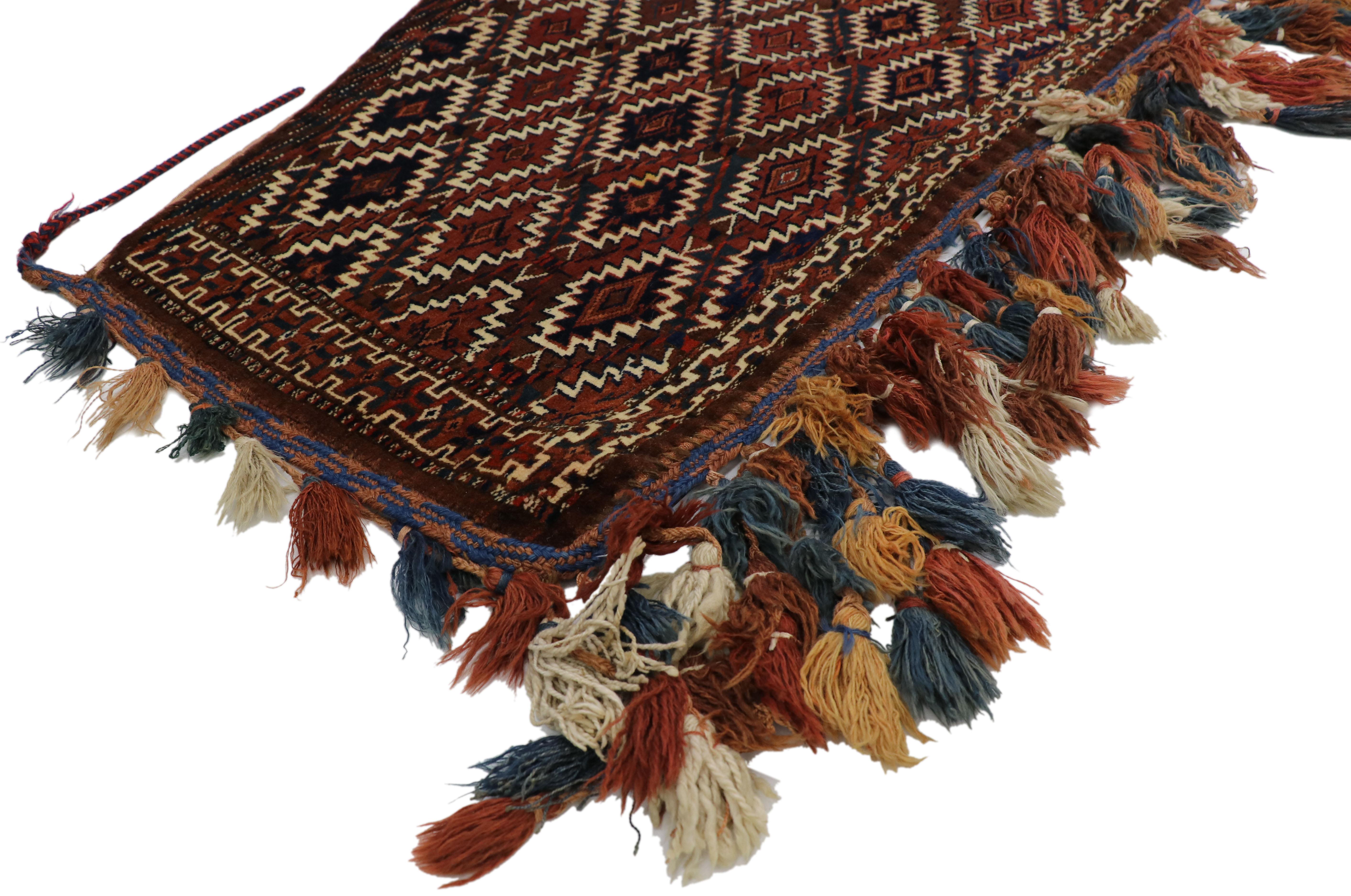 76630, antiker afghanischer Belutsch-Kamelfang, Asmalyk Yomut Turkmen Wandbehang Stammestextil. Diese handgeknüpfte Wolle antiker afghanischer Belutschen ist als Kamelfang oder Asmalyk bekannt. Es handelt sich um ein fünfseitiges Stammesgewebe, das