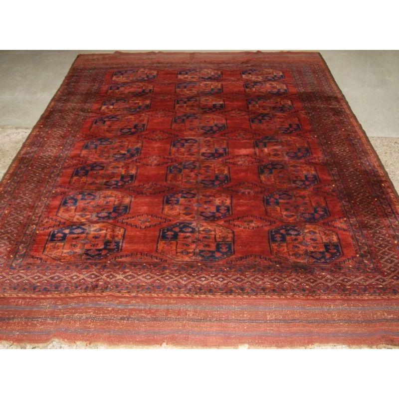 Ein antiker Ersari-Turkmenen-Hauptteppich aus Nordafghanistan. Dieser feine Teppich hat drei Reihen mit acht großen Gulas und einem rautenförmigen Nebengulas. Die Farben dieses Teppichs sind wirklich hervorragend und die Bilder werden ihnen nicht