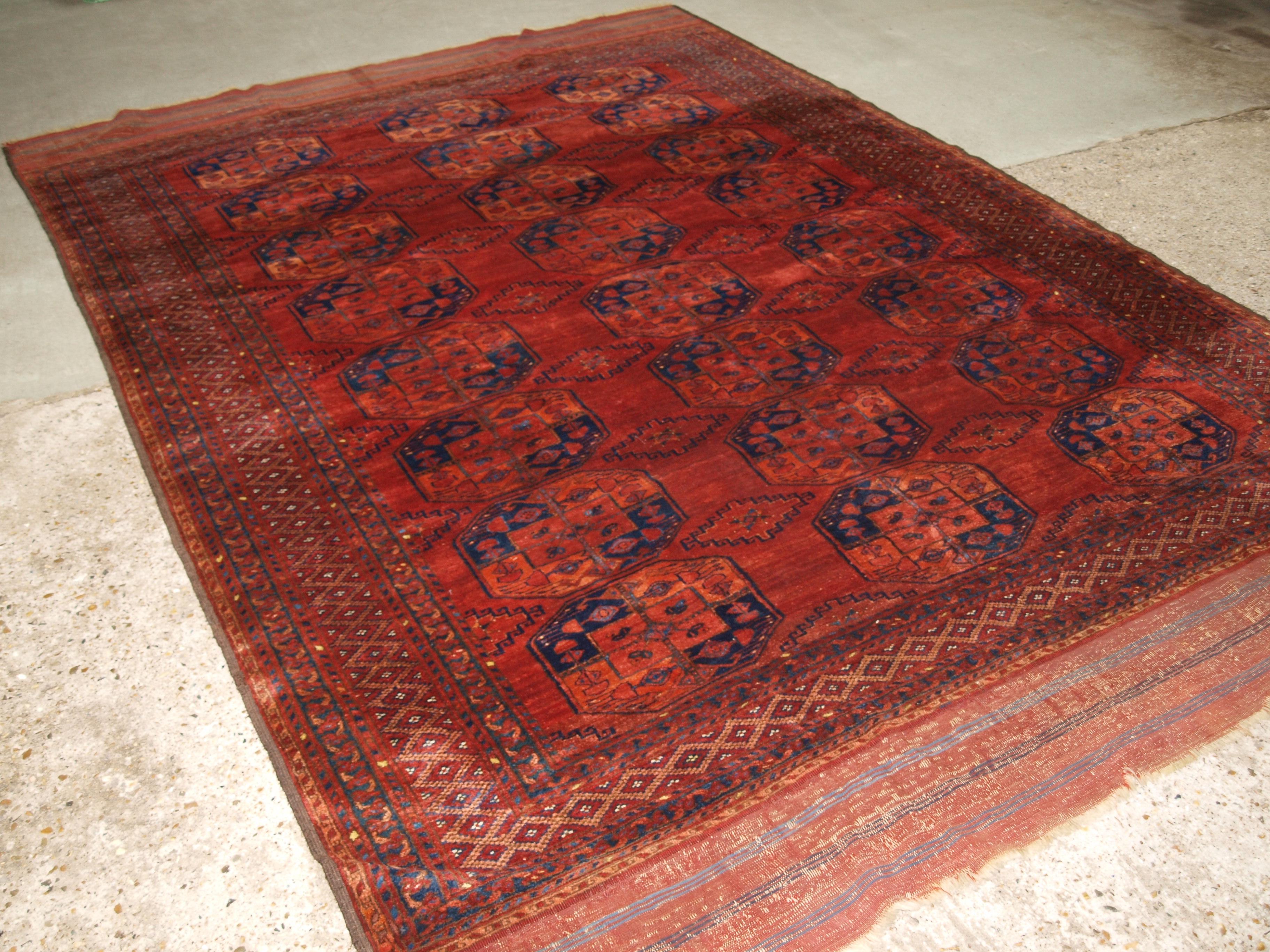 Un antique tapis principal Ersari Turkmen du nord de l'Afghanistan. Ce beau tapis comporte trois rangées de huit grandes goules avec une goule mineure en forme de losange. Les couleurs de ce tapis sont vraiment exceptionnelles et les images ne leur