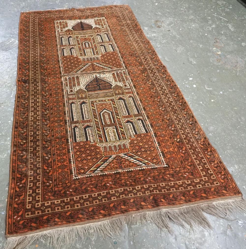 Ancien tapis de prière afghan représentant une mosquée de village traditionnelle, conçu par les Turkmènes Kizil Ayak
Circa 1900

Le tapis est d'une forme inhabituelle avec une double niche de prière, chaque niche montrant une mosquée au sommet avec
