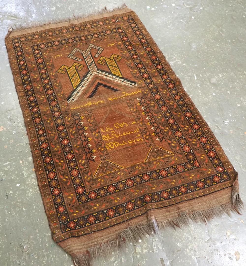 Antiker afghanischer Kizil Ayak Turkmenischer Gebetsteppich mit dreifachem Widder Horn Design auf dem Mihrab
CIRCA 1892

Ein sehr seltener afghanischer Gebetsteppich, der beschriftet und datiert ist, die Jahreszahl lautet 1310, was übersetzt 1892