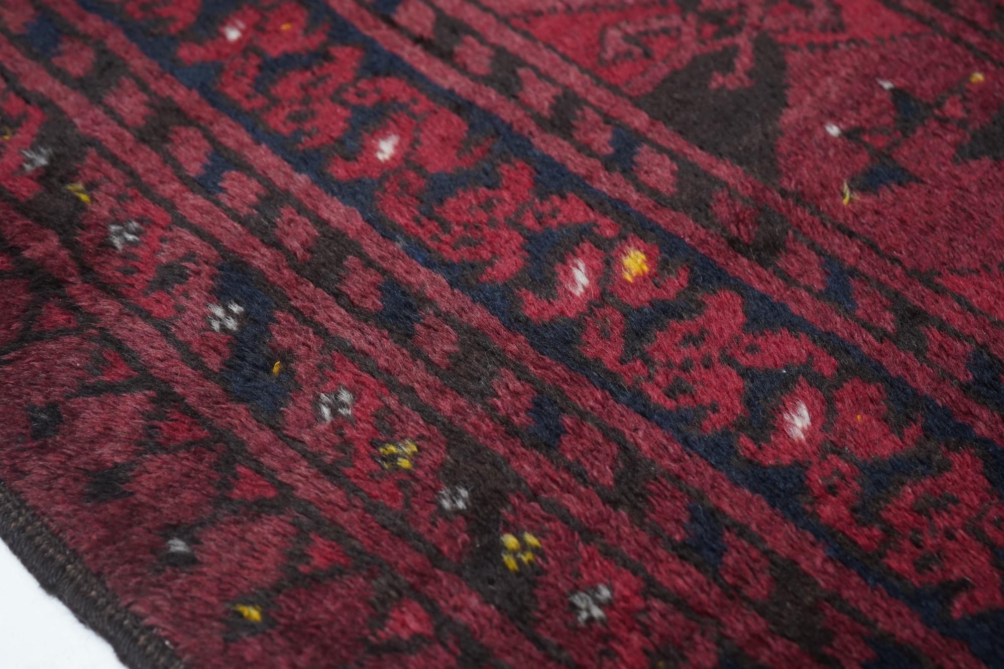 Antiker afghanischer Teppich 5' x 8'2'' (Wolle) im Angebot