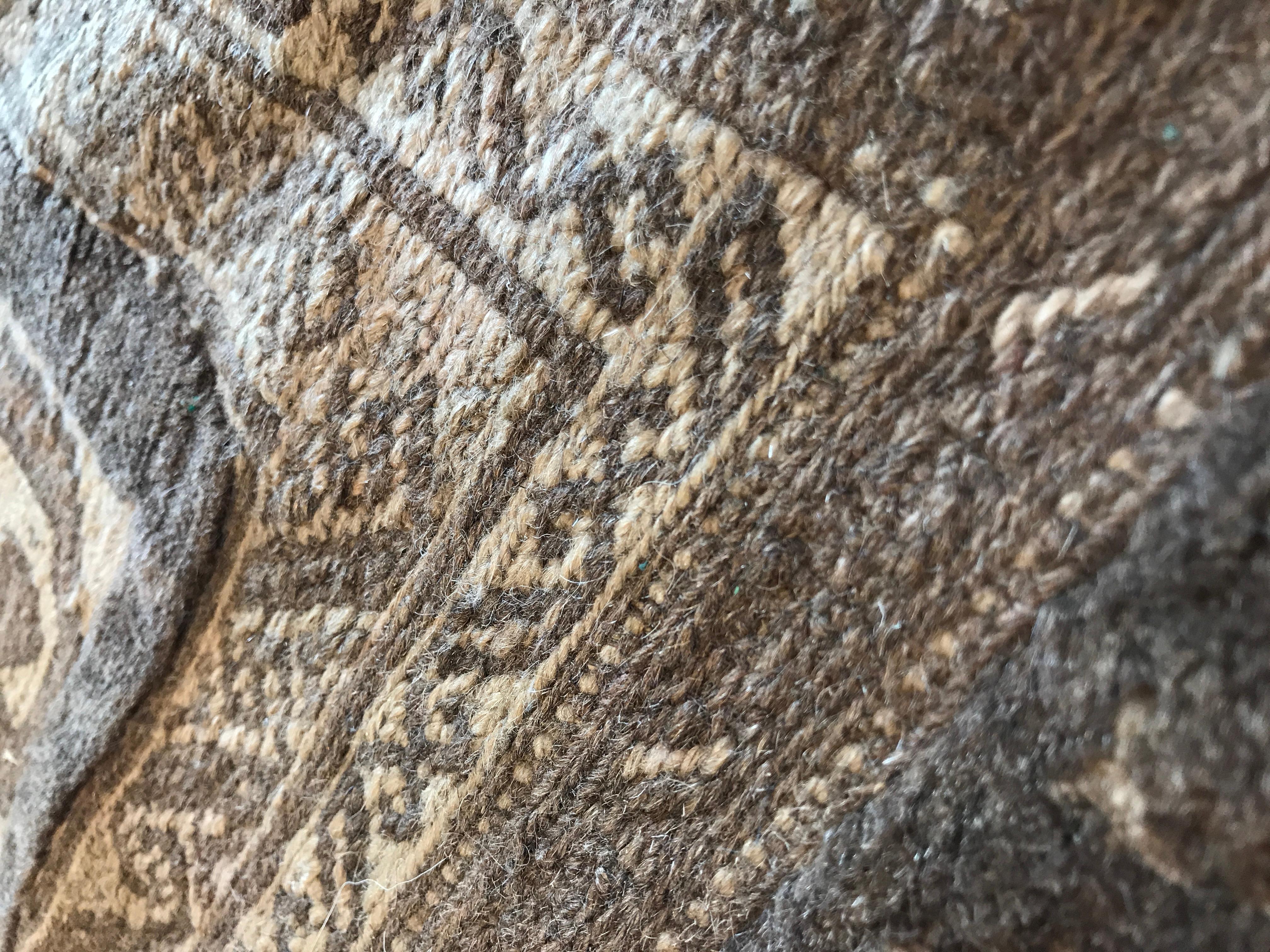 Dieser antike braune Teppich aus Afghanistan ist ein zeitloses Stück, das jedem Raum Charakter und Wärme verleiht. Dieser mit traditionellen Techniken handgefertigte Teppich ist ein Zeugnis der reichen Geschichte und Kultur Afghanistans. Sein