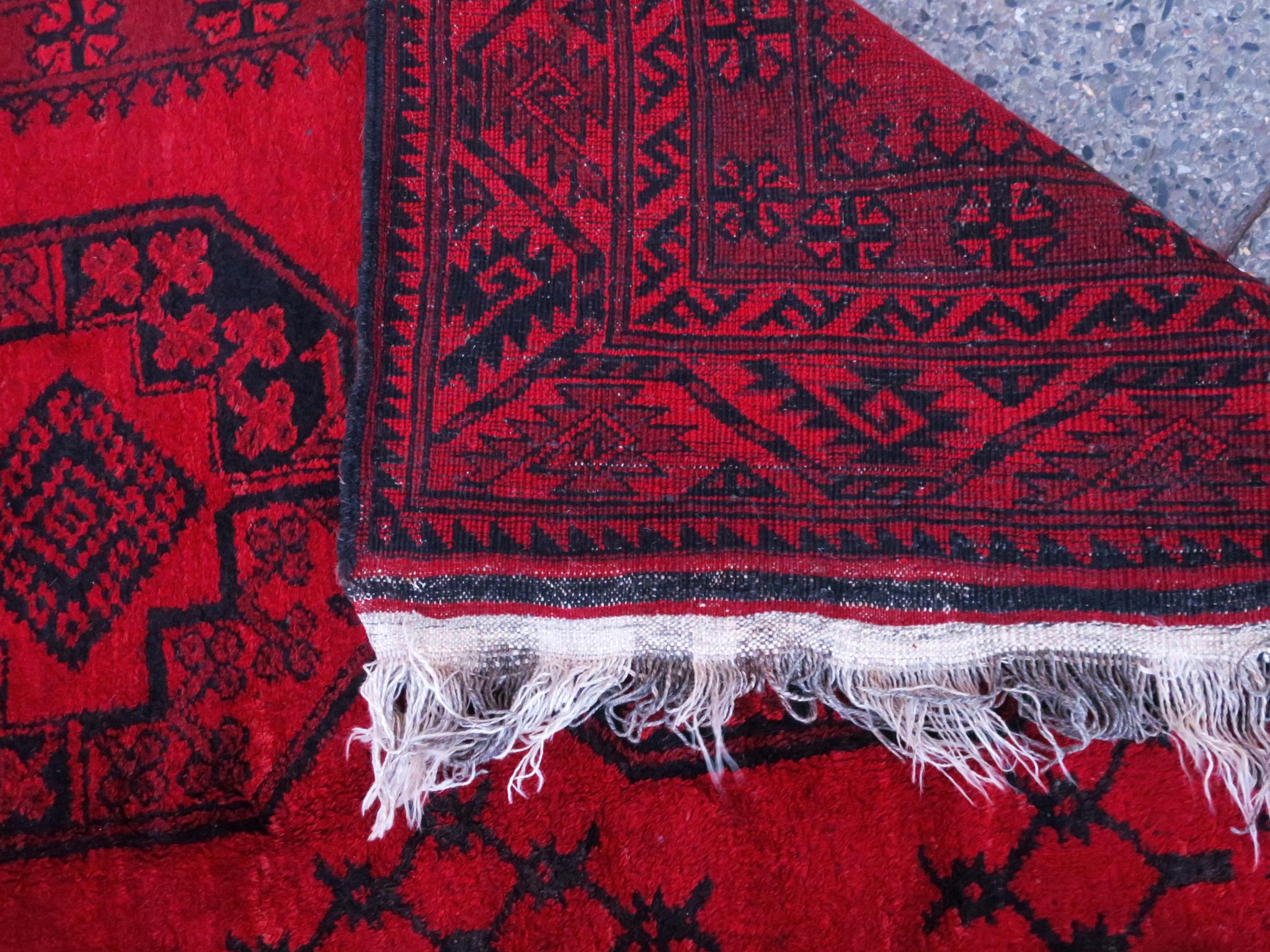 Antique Afghan Rug Rich Red Background, 1920 (Handgeknüpft) im Angebot