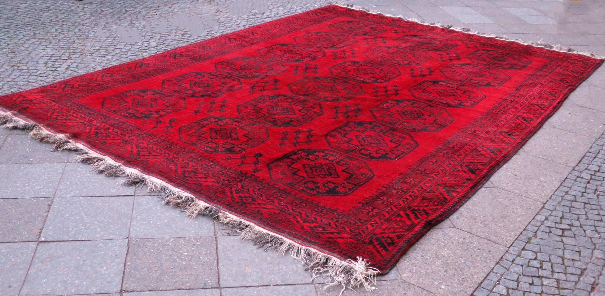 Antique Afghan Rug Rich Red Background, 1920 im Zustand „Gut“ im Angebot in Berlin, DE