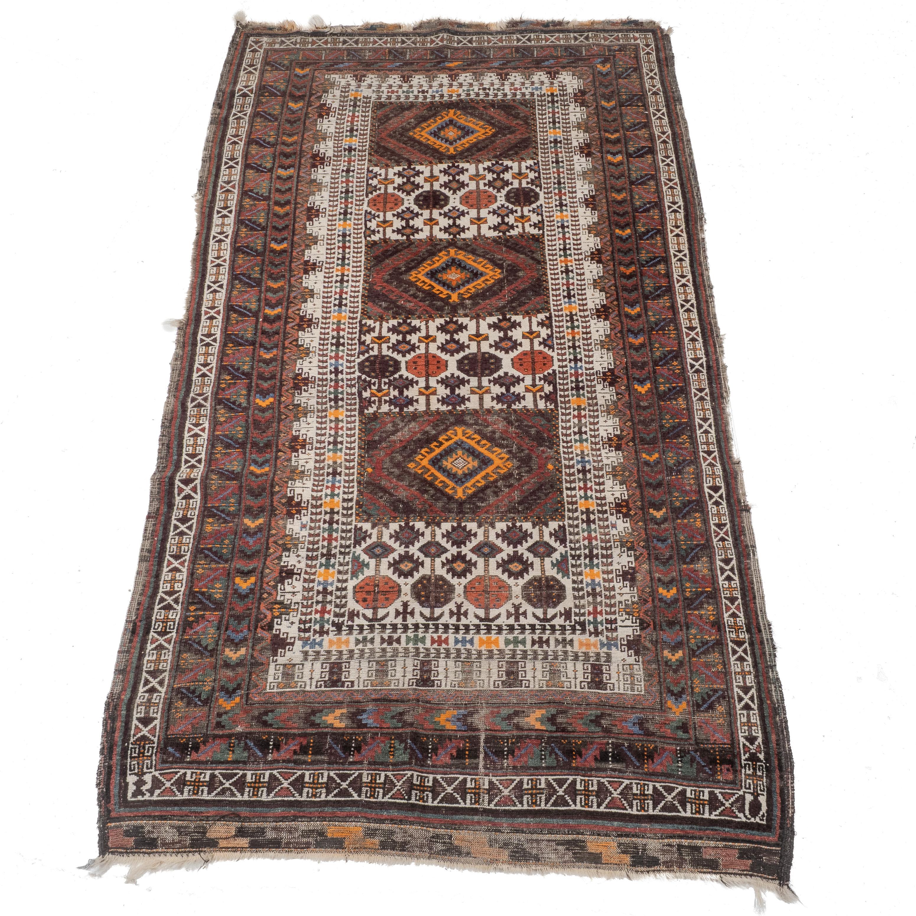 Tapis persan-afghan Baluch tissé à la main au début du 20e siècle, mesurant approximativement 7 pieds x 3'8