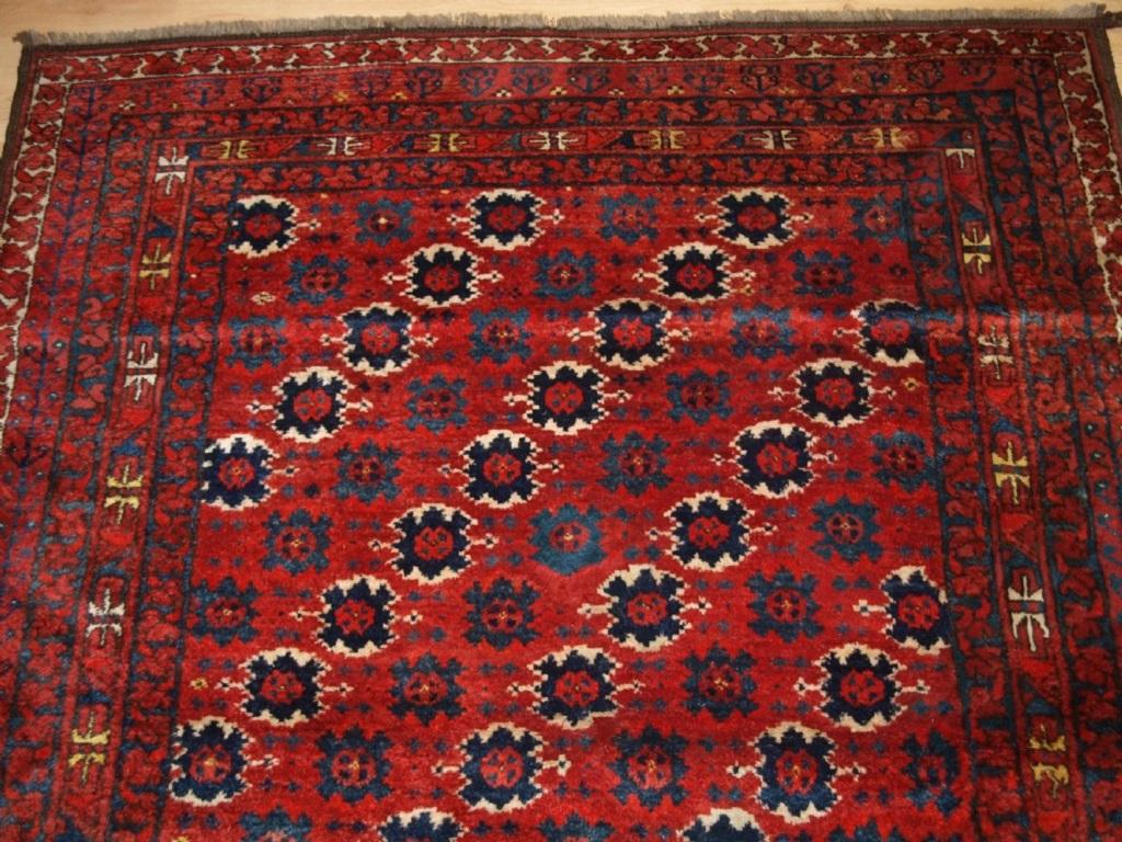 Antikes afghanisch-turkmenisches Enzi mit ungewöhnlichem Allover-Muster und ausgezeichneter Farbe
CIRCA 1900/20

Ensi waren Türbehänge, die den Eingang einer Jurte verdeckten.

Diese ensi hat eine Wiederholung all over Design, es hat hervorragende
