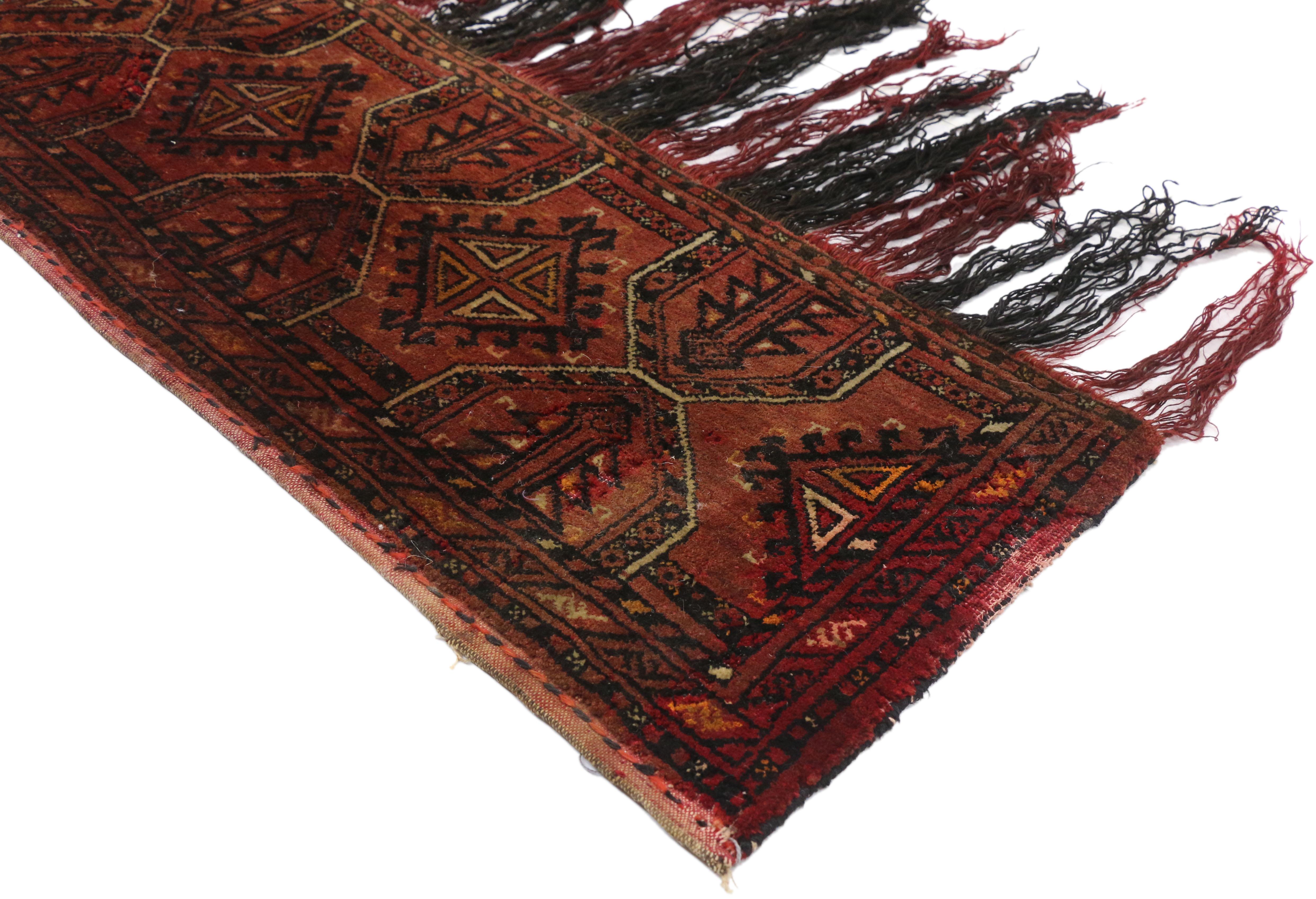 77254, ancien sac afghan turkmène turkmène Torba, tenture murale, tapisserie textile tribale. Ce sac de rangement Torba en laine afghane turkmène nouée à la main présente un motif géométrique symétrique sur toute la surface, composé de motifs Gul,