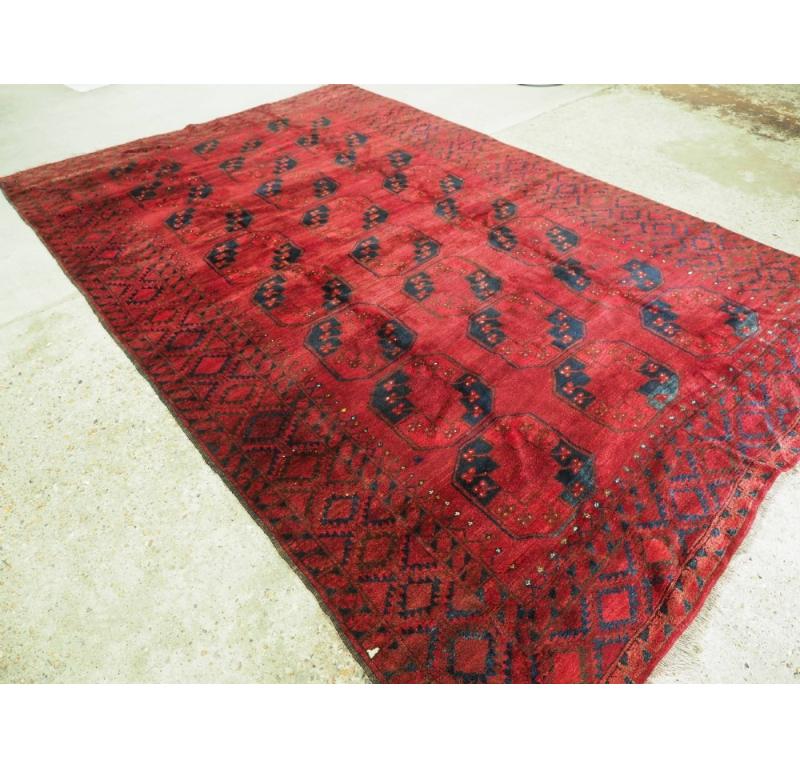 Vieux tapis rouge afghan avec un design traditionnel, ce tapis a une couleur superbe avec un très bon rouge chaud et un bleu indigo profond. Le design traditionnel est 3 rangées de 8 Ersari guls.
Circa 1920

Le tapis est en excellent état avec une