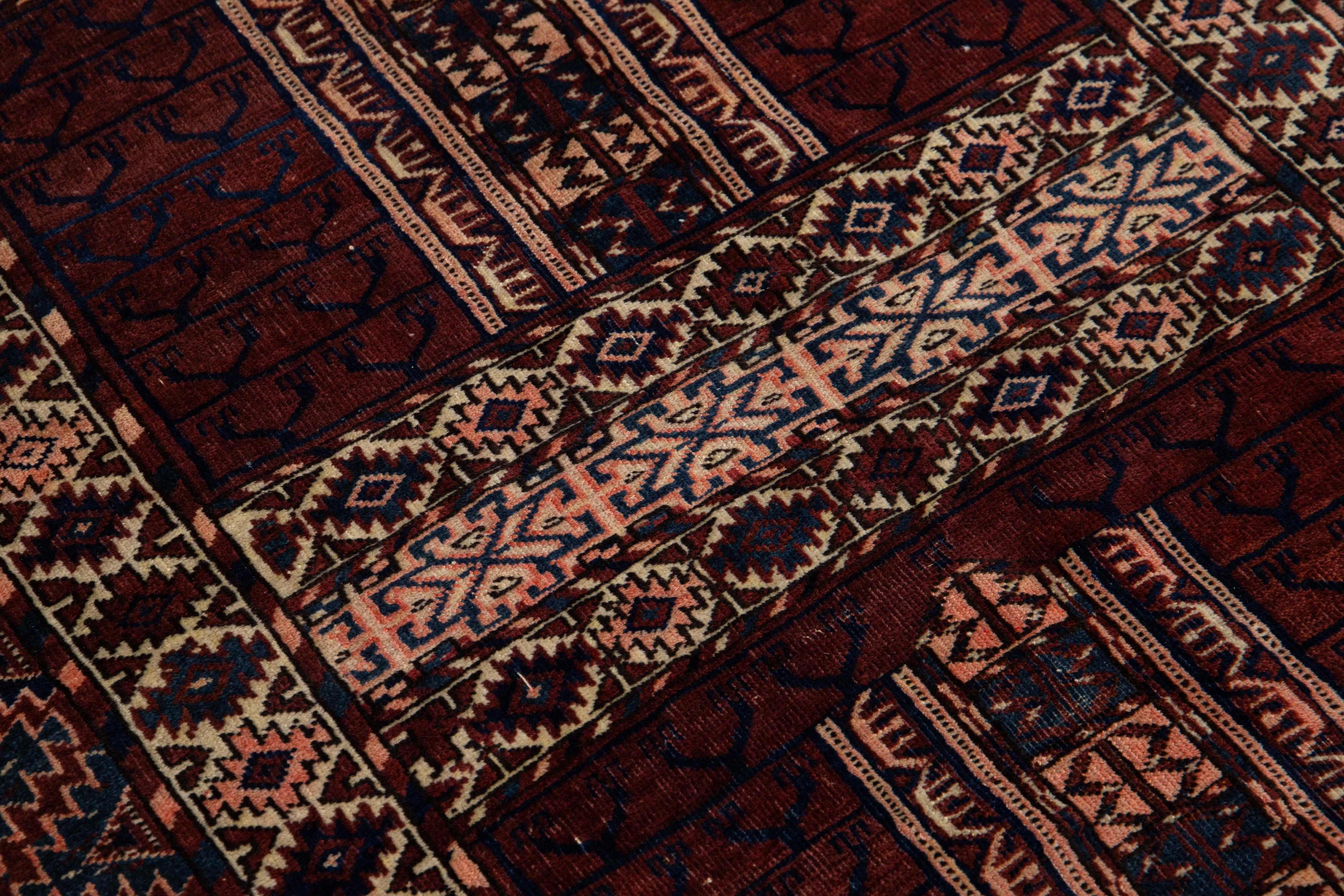 Islamique Tapis afghan ancien Yamoud bourgogne en laine fait à la main avec motif sur toute la surface en vente