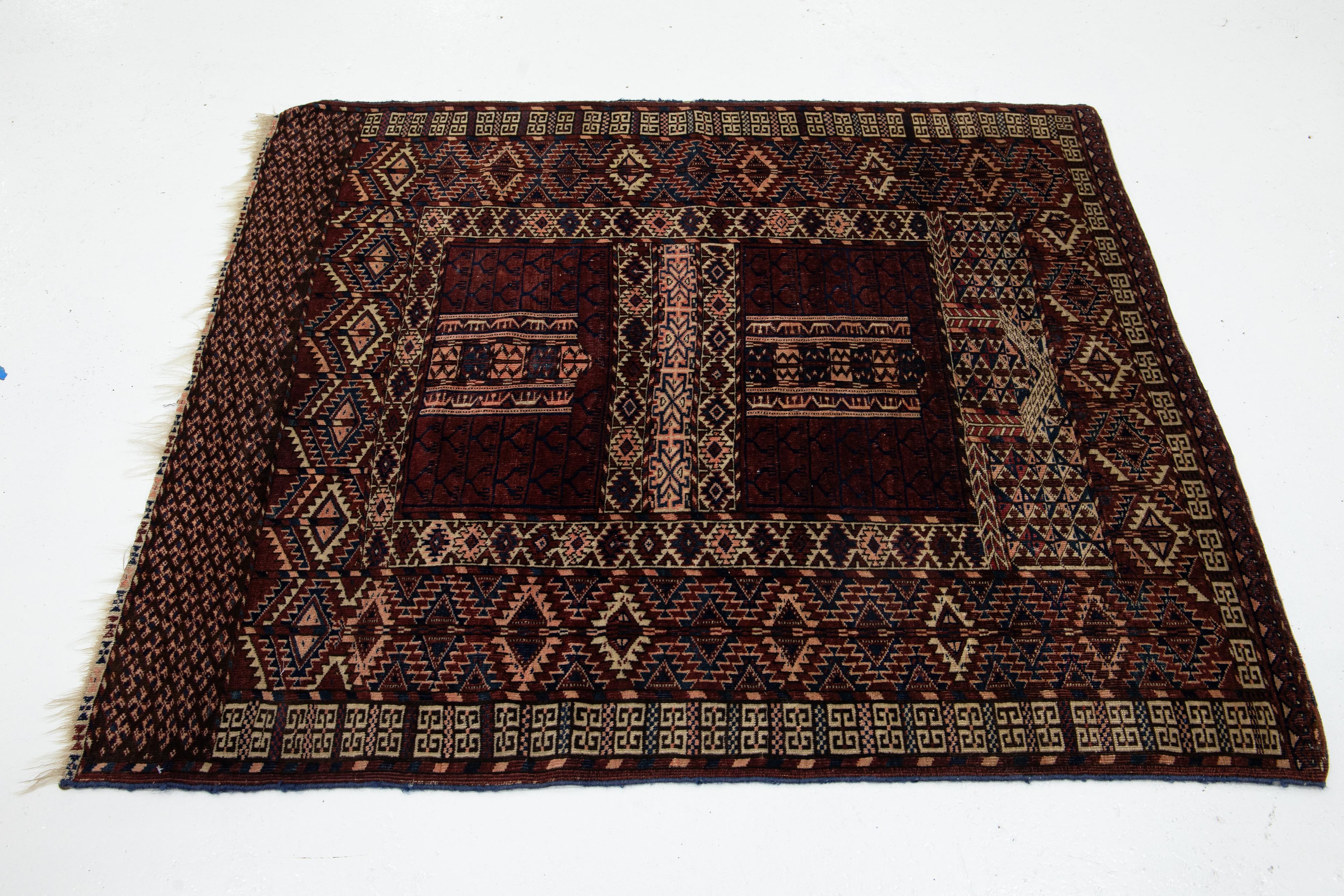 Tapis afghan ancien Yamoud bourgogne en laine fait à la main avec motif sur toute la surface Bon état - En vente à Norwalk, CT