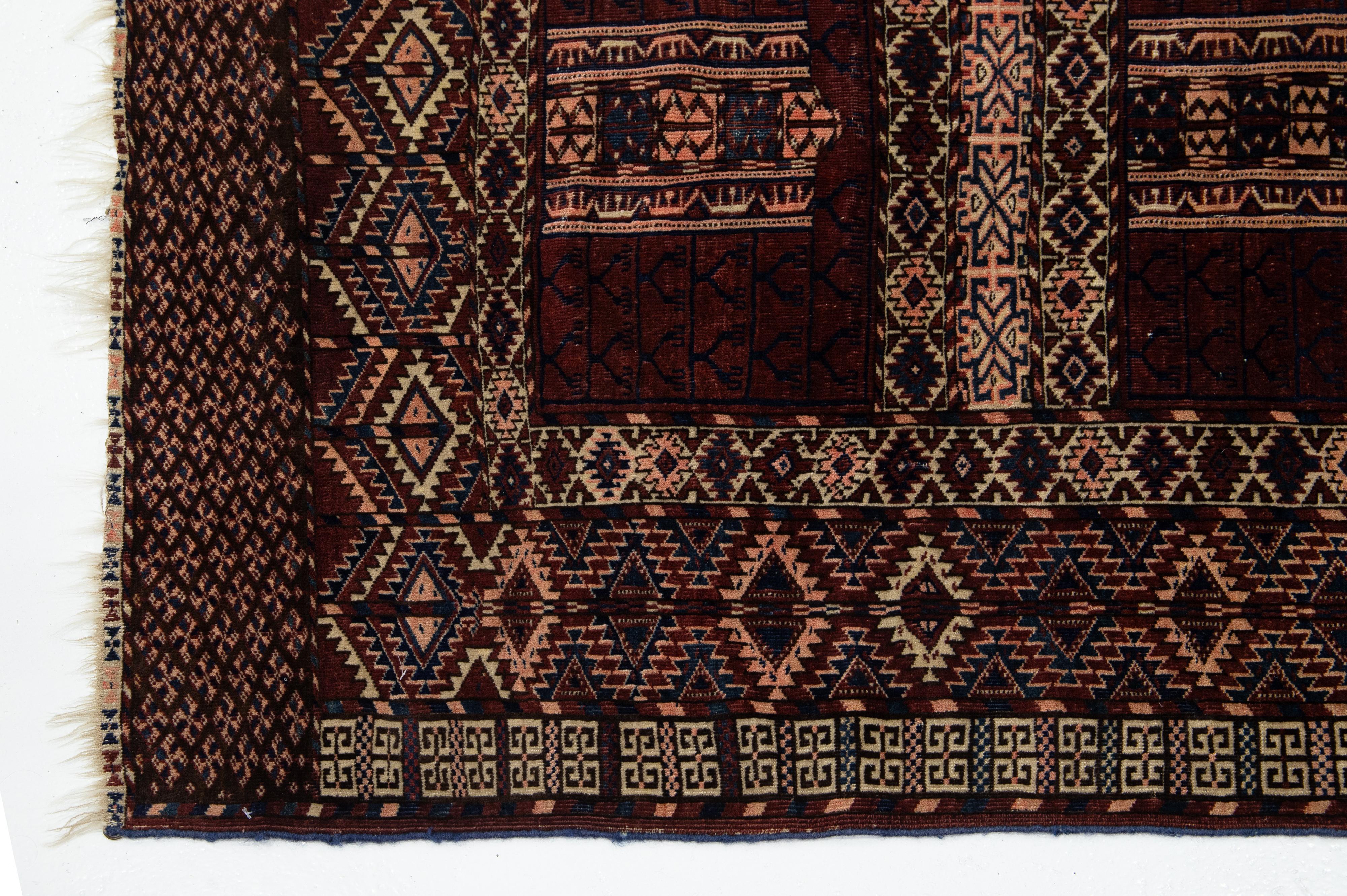 Début du 20ème siècle Tapis afghan ancien Yamoud bourgogne en laine fait à la main avec motif sur toute la surface en vente