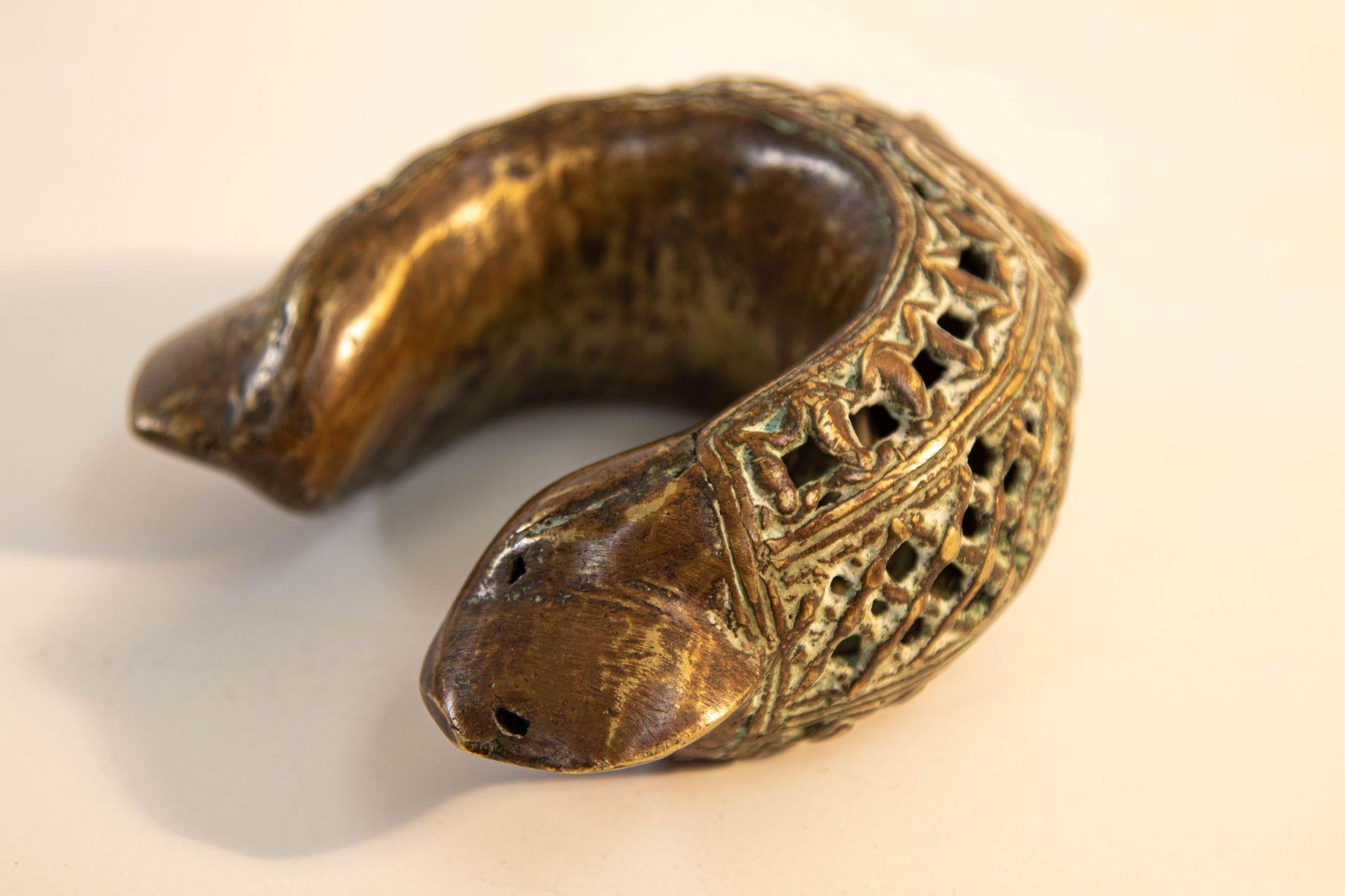 Bracelet jonc de style africain ancien en bronze, artefact tribal en vente 4