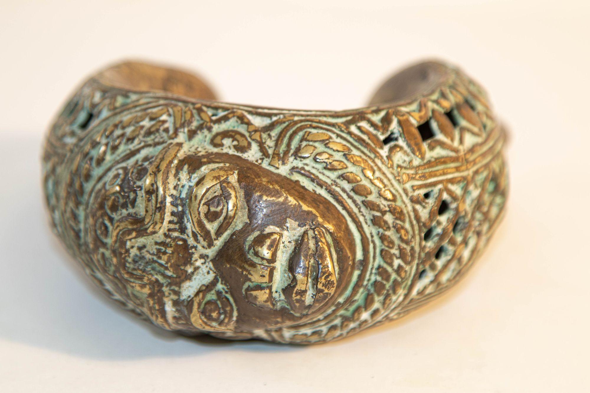 Bracelet jonc de style africain ancien en bronze, artefact tribal en vente 5