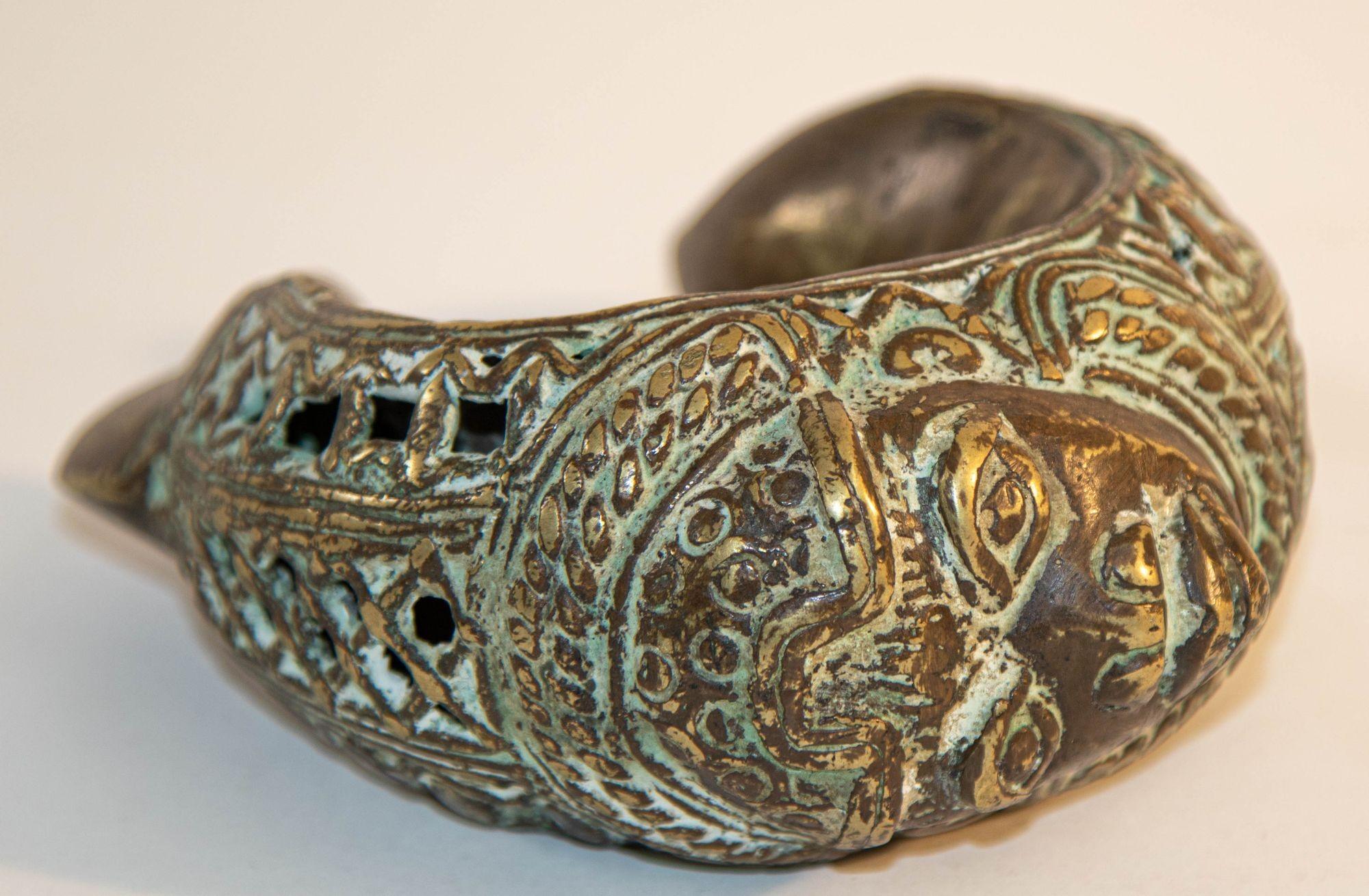 Bracelet jonc de style africain ancien en bronze, artefact tribal en vente 7