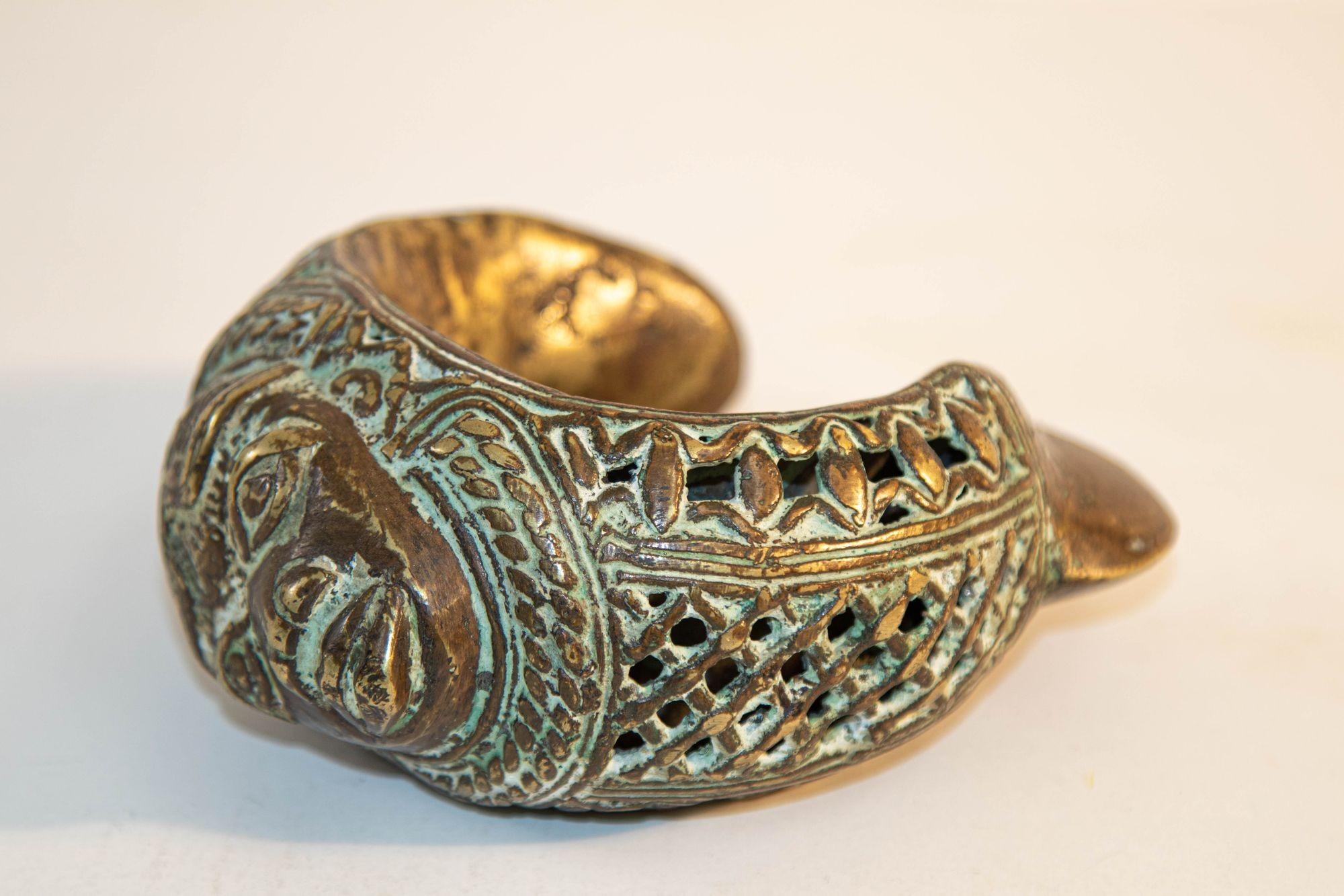 Antique African bronze bracelet currency bangle Tribal art.
High quality bronze currency bracelet from west Africa.
Traditionally used in monetary functions and exchange as well as body ornamentation.
Dimensions: length 5.5 in, depth 2 in, height