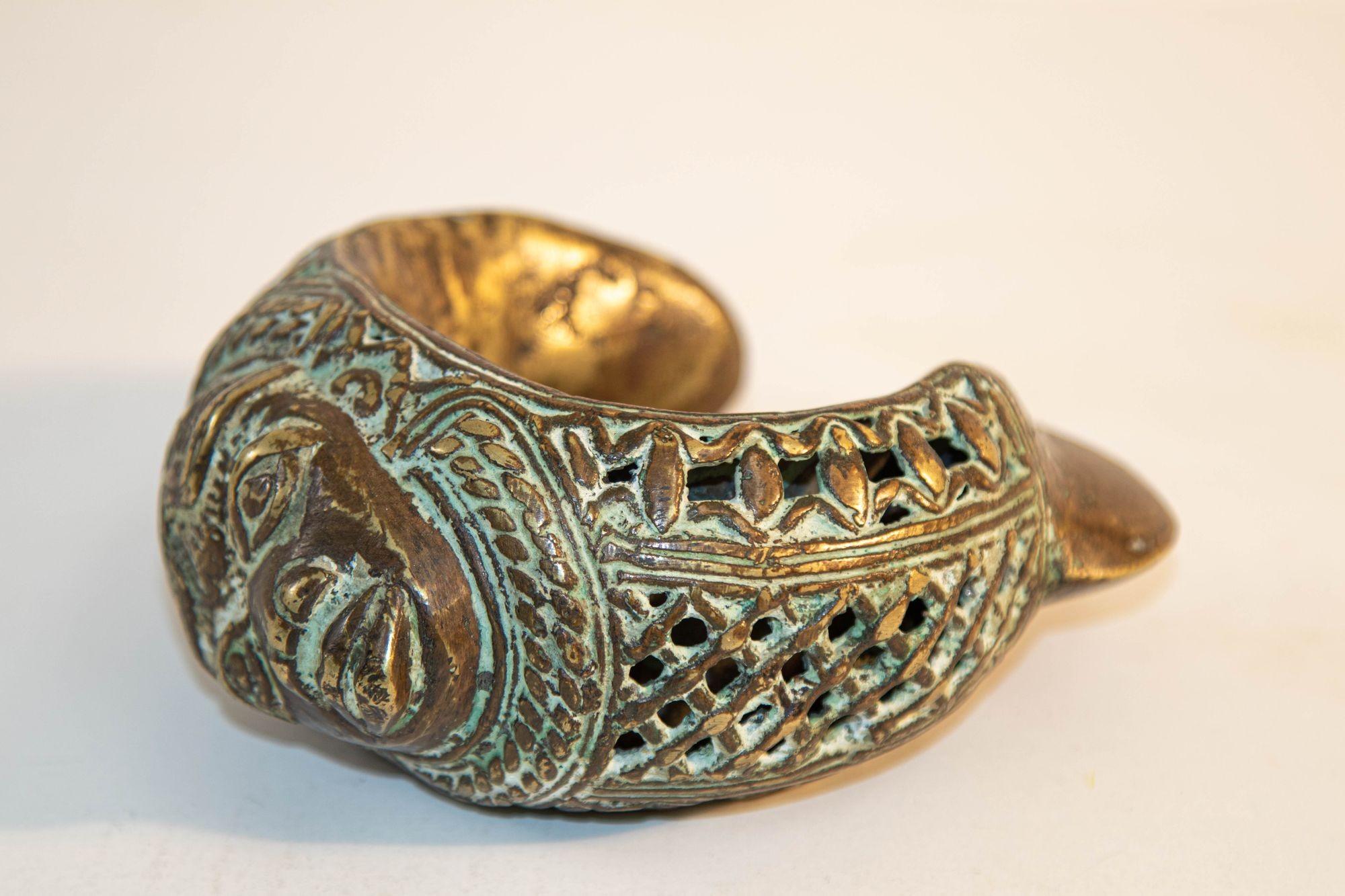 Bracelet africain ancien en bronze monnaie bangle Art tribal.
Bracelet monétaire en bronze de haute qualité provenant d'Afrique de l'Ouest.
Traditionnellement utilisé dans les fonctions monétaires et d'échange ainsi que pour l'ornementation du
