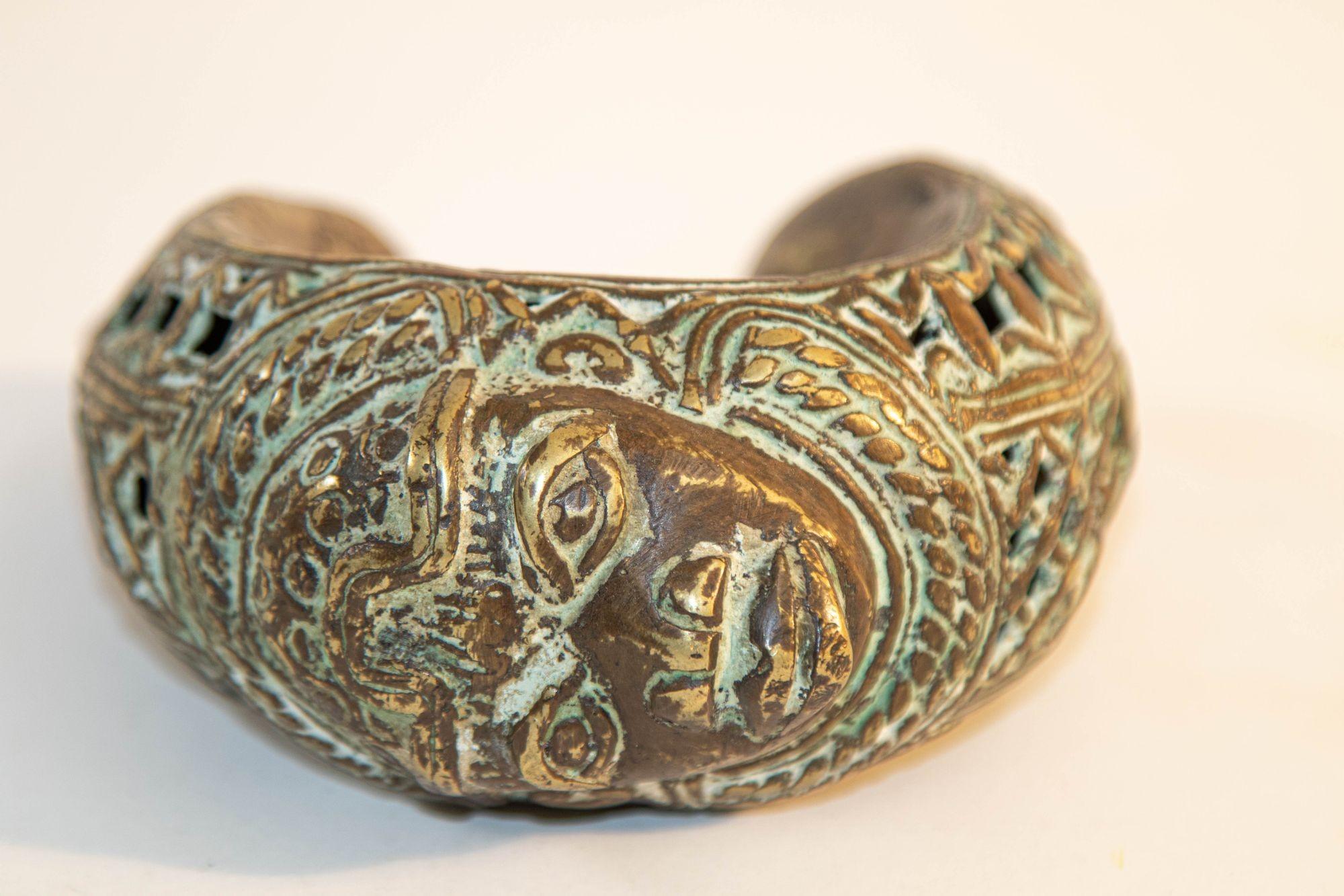 Moulage Bracelet jonc de style africain ancien en bronze, artefact tribal en vente