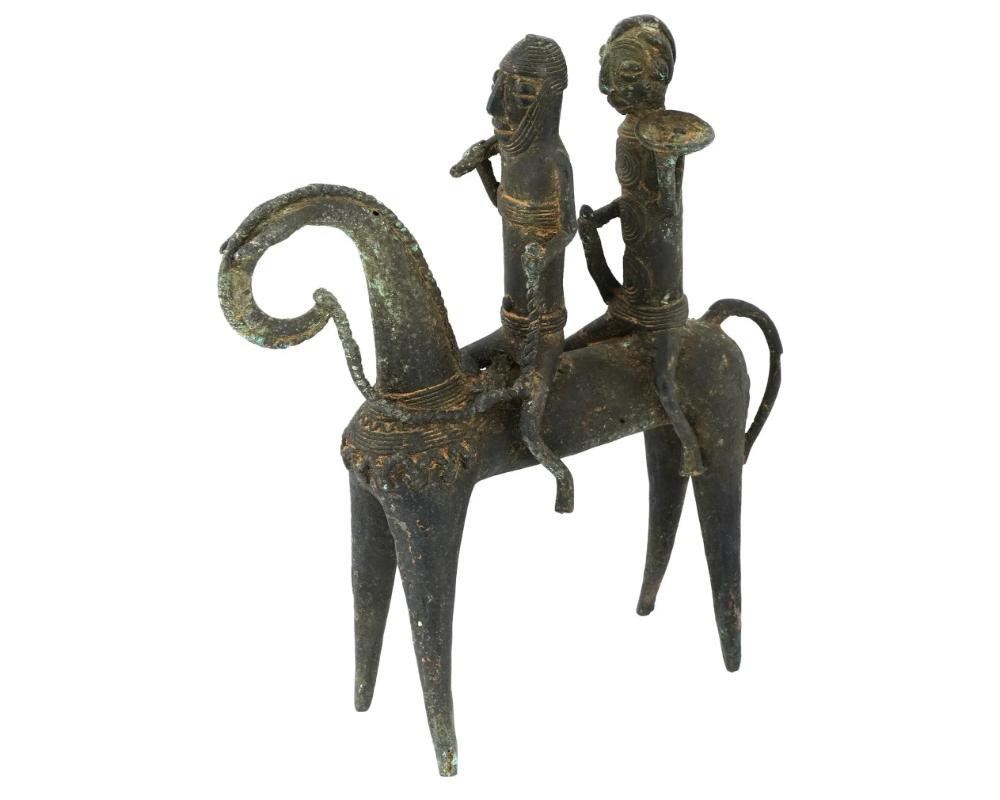 Un'antica statua africana in bronzo di Sao Cavalier, Ciad. Raffigura due guerrieri a cavallo. Gli uomini impugnano lance e scudi e il cavallo ha decorazioni tribali sul petto. Circa 19° secolo. La statua è ricoperta di patina. Bronzi africani e