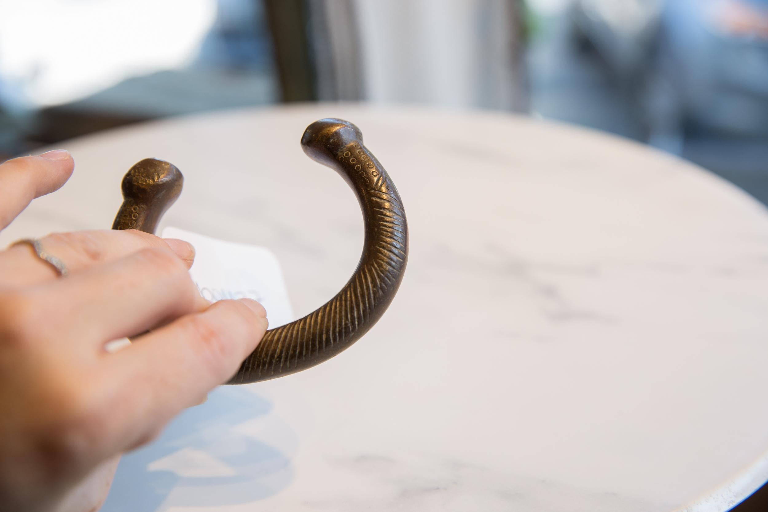 Bracelet manchette serpent africain ancien en bronze Bon état - En vente à Katonah, NY