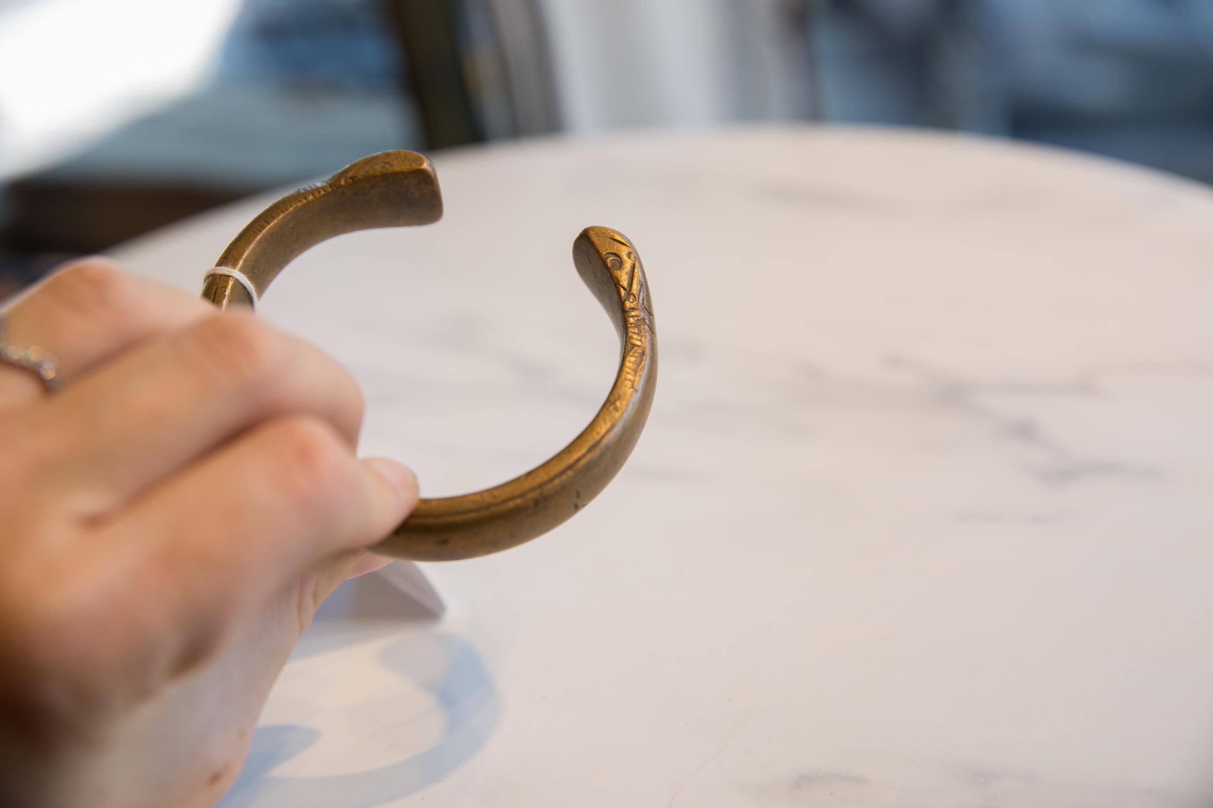 Métal Bracelet manchette serpent africain ancien en bronze  en vente
