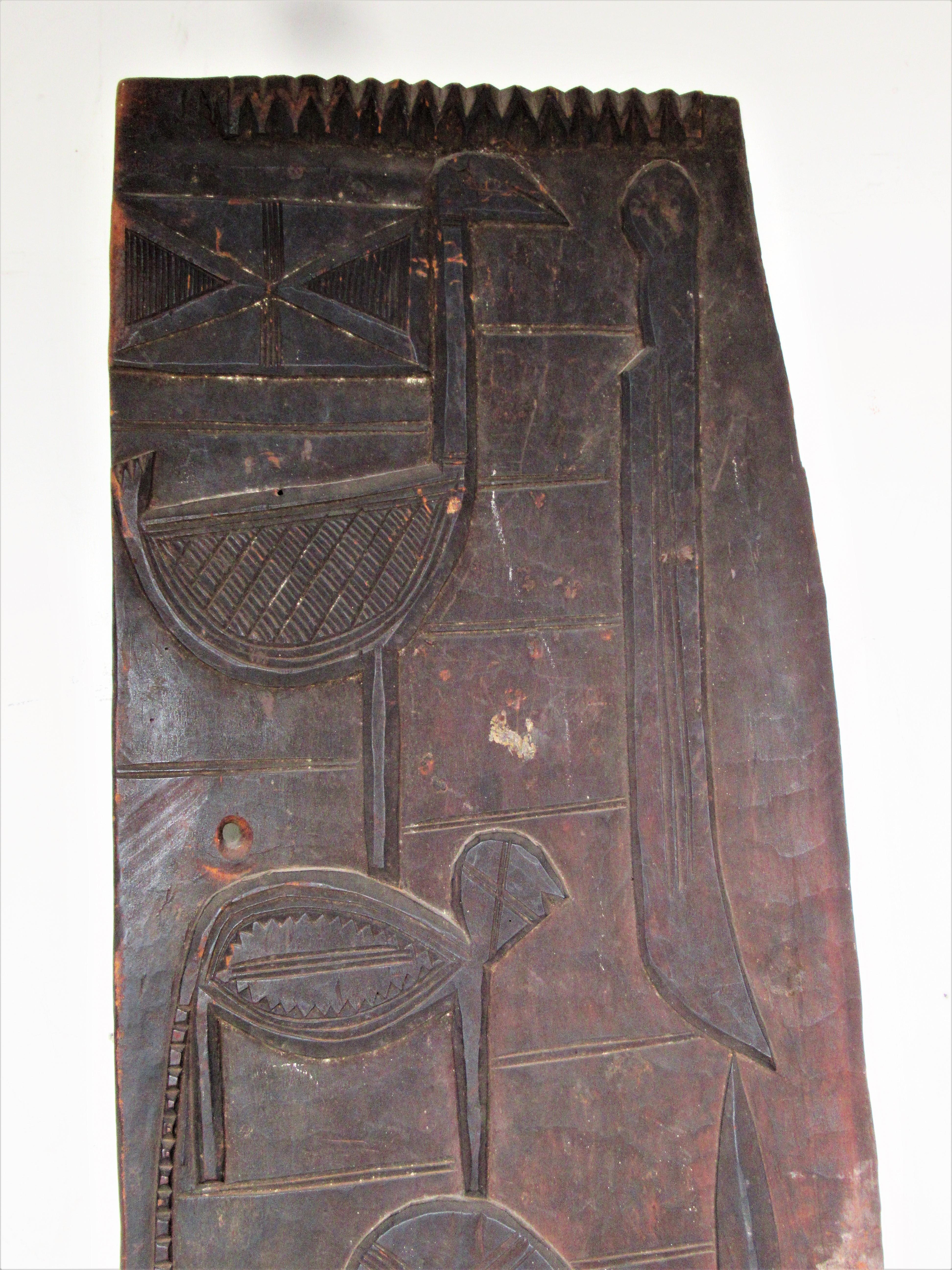 Panneau de porte du 19e siècle du peuple africain Nupe au Nigeria. Bois sculpté à la main avec animaux, objets, symboles en relief avec patine d'origine de couleur de surface magnifiquement vieillie. Véritable antiquité. Il ne s'agit pas d'une pièce