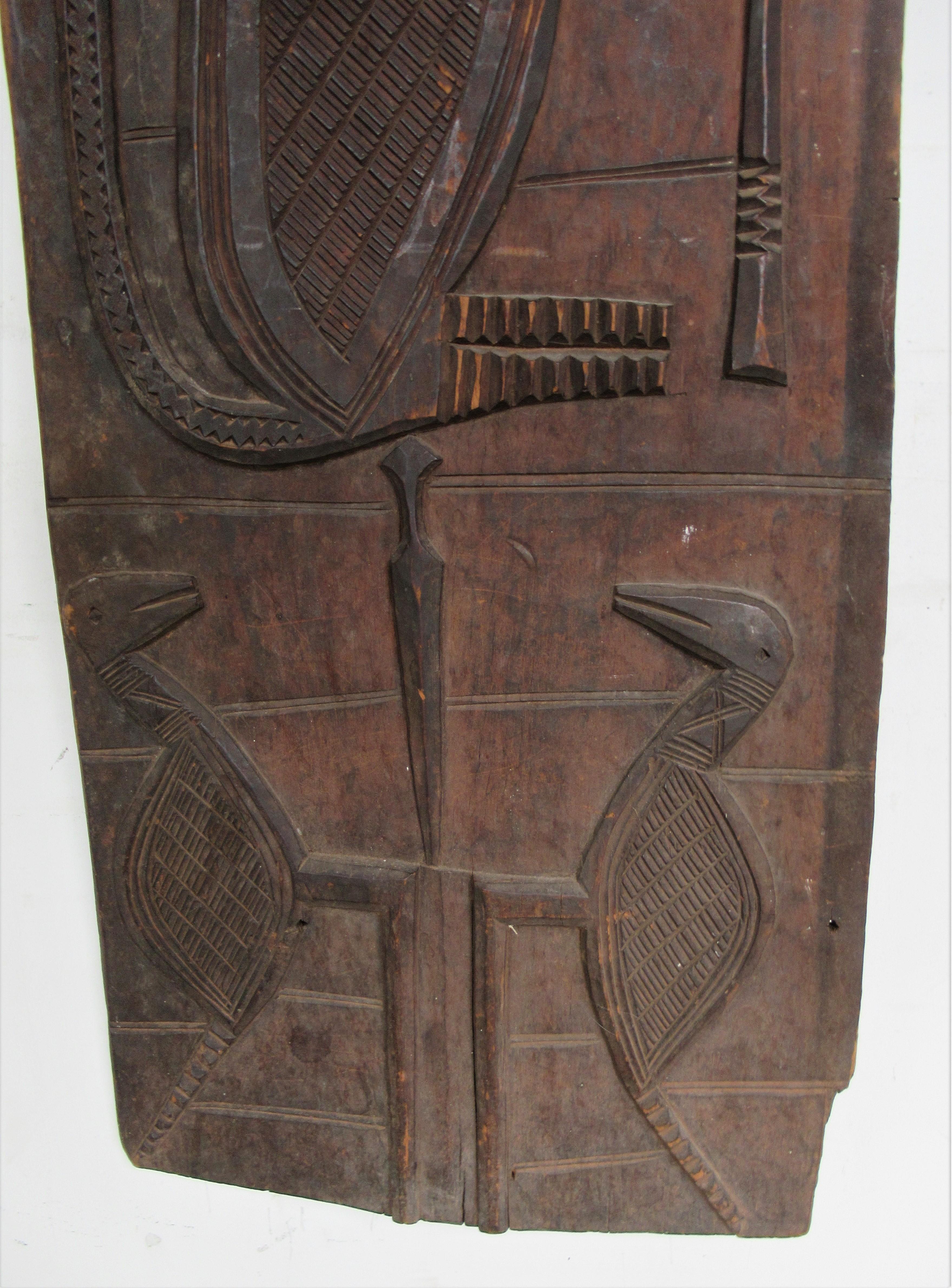 XIXe siècle Panneau de porte antique sculpté africain en vente