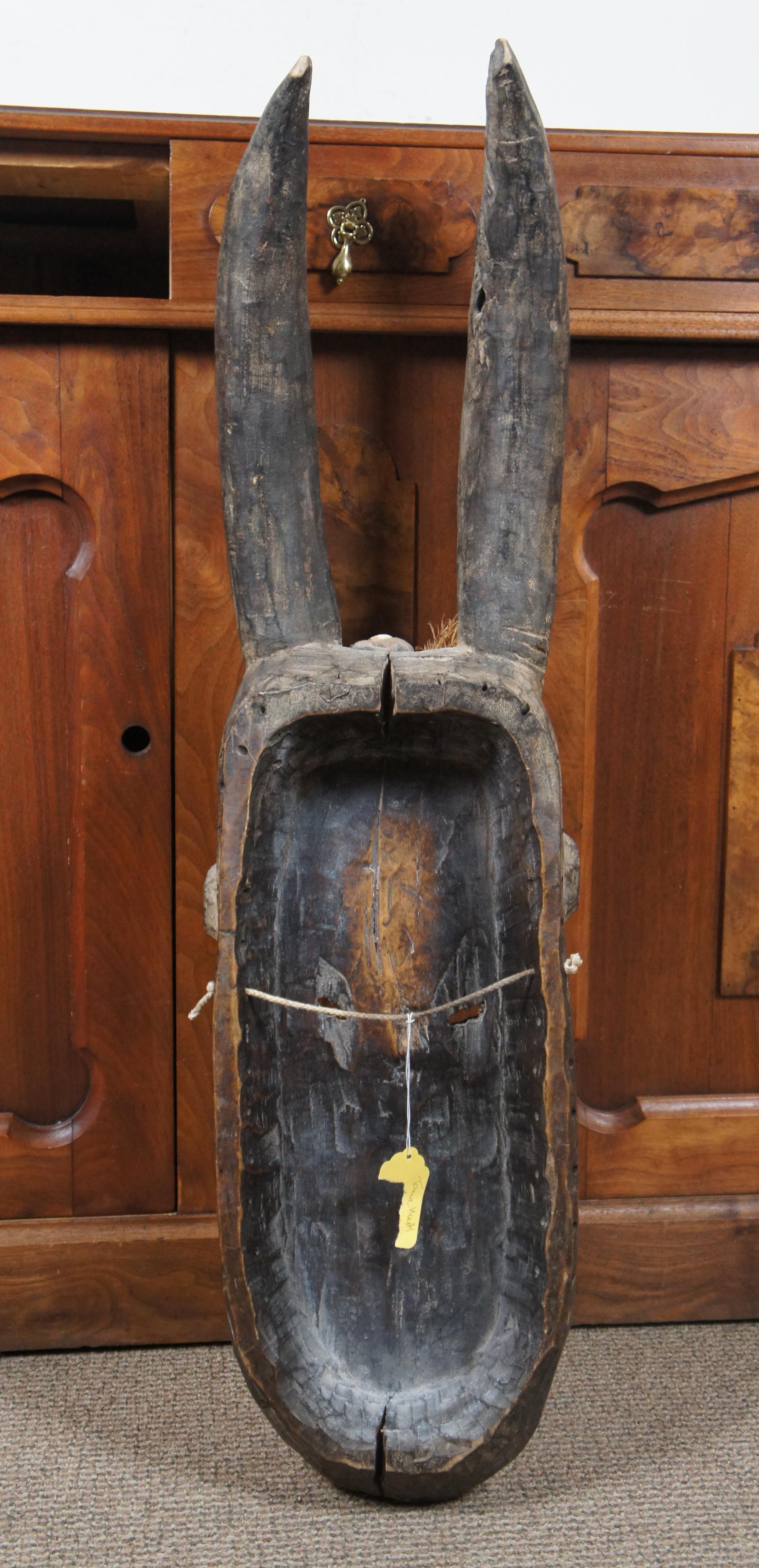 Tribal Masque cérémonial africain ancien sculpté Toma Landai tribal en cornes d'art de Guinésie en vente