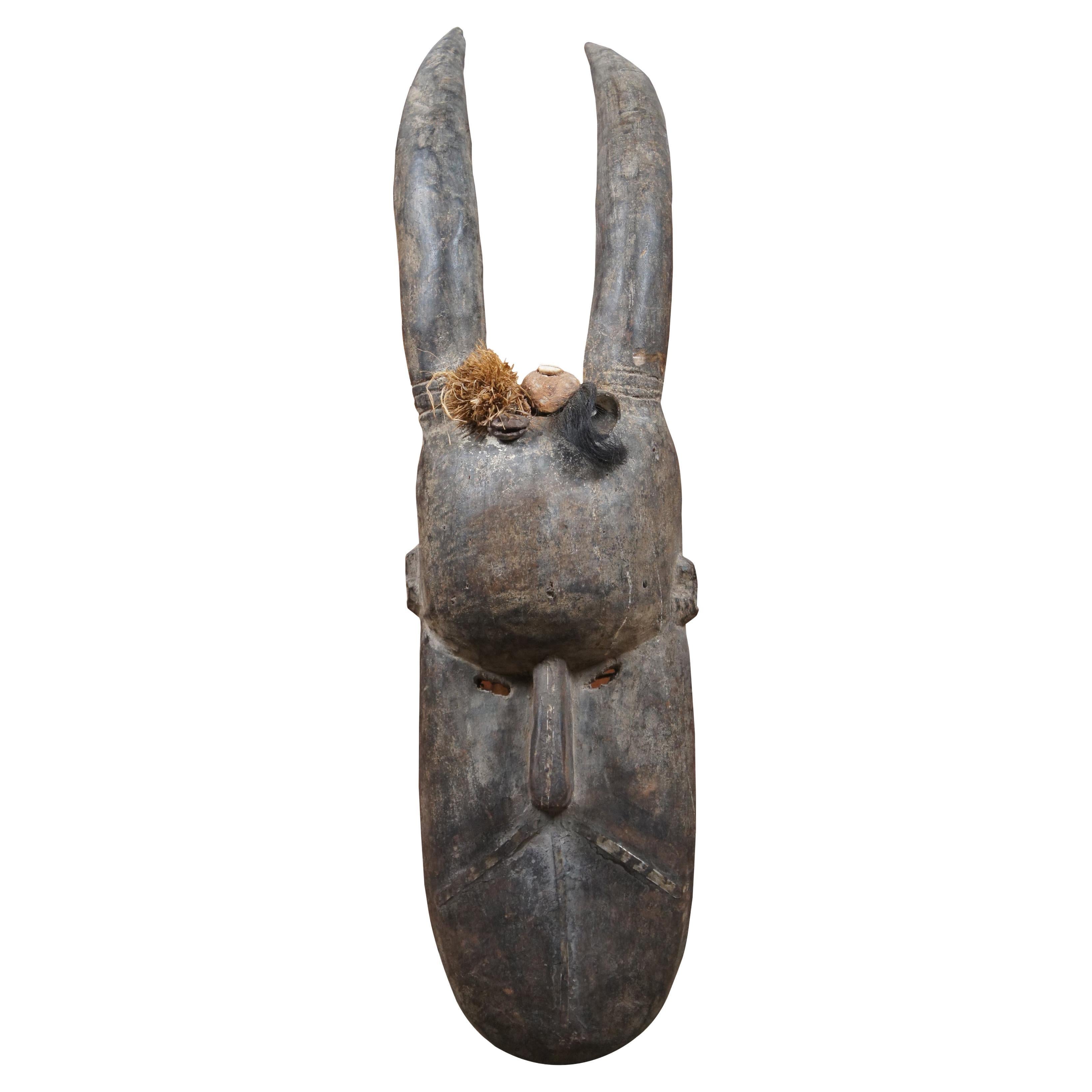Masque cérémonial africain ancien sculpté Toma Landai tribal en cornes d'art de Guinésie en vente