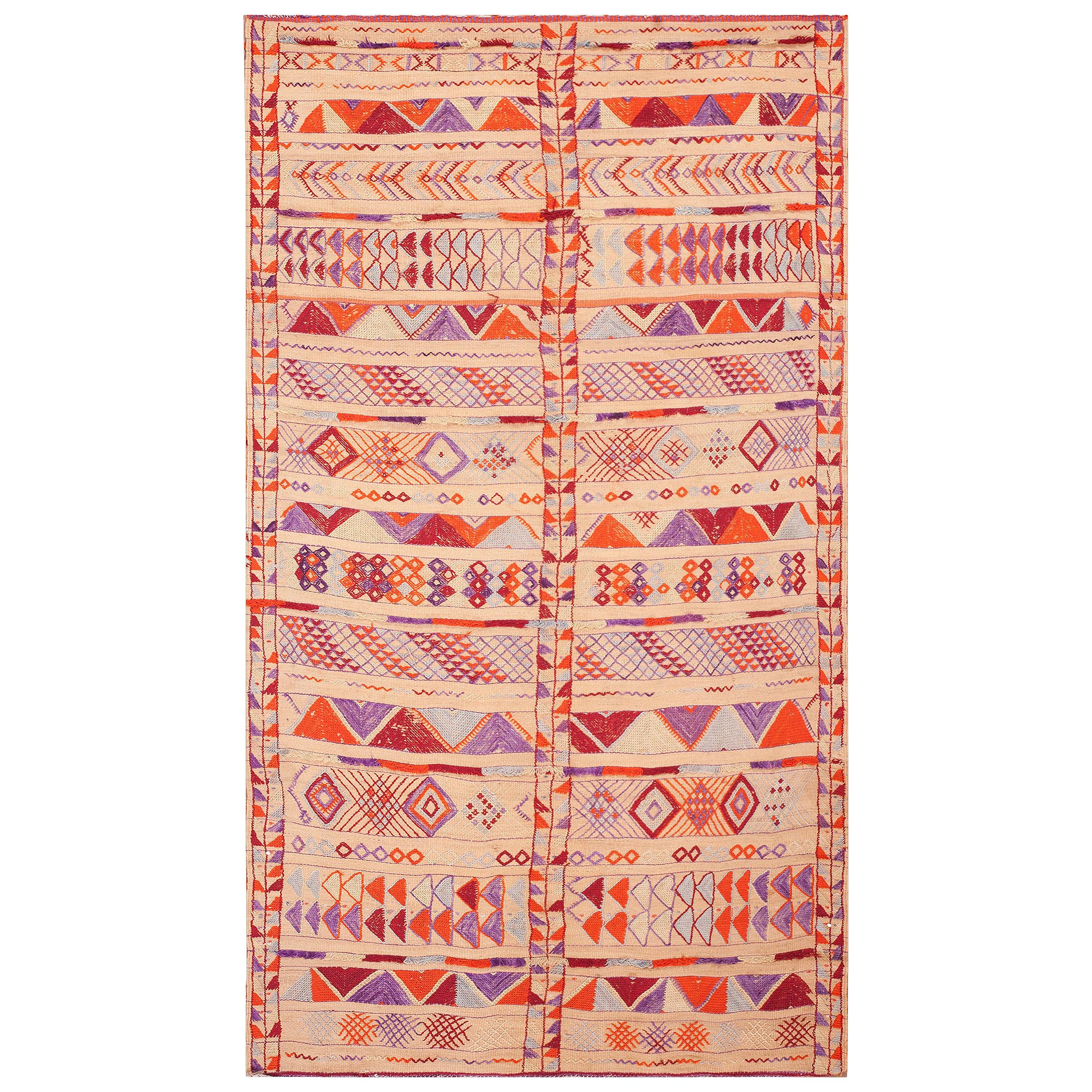 Milieu du 20e siècle  Tissage plat marocain en roseau et laine (4'9" x 9'8" - 145 x 295") en vente