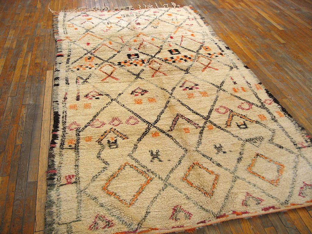 Marokkanischer Teppich aus der Mitte des 20. Jahrhunderts ( 5'6