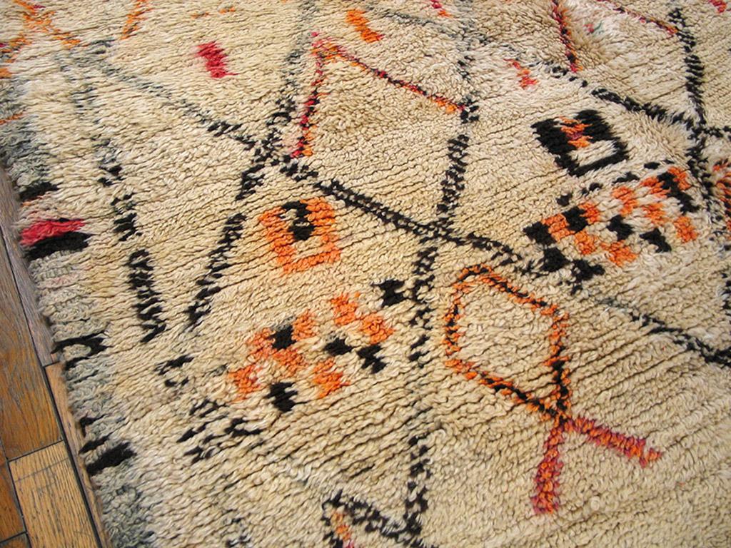 Marokkanischer Teppich aus der Mitte des 20. Jahrhunderts ( 5''6 x 9''10 - 168 x 300) im Zustand „Gut“ im Angebot in New York, NY
