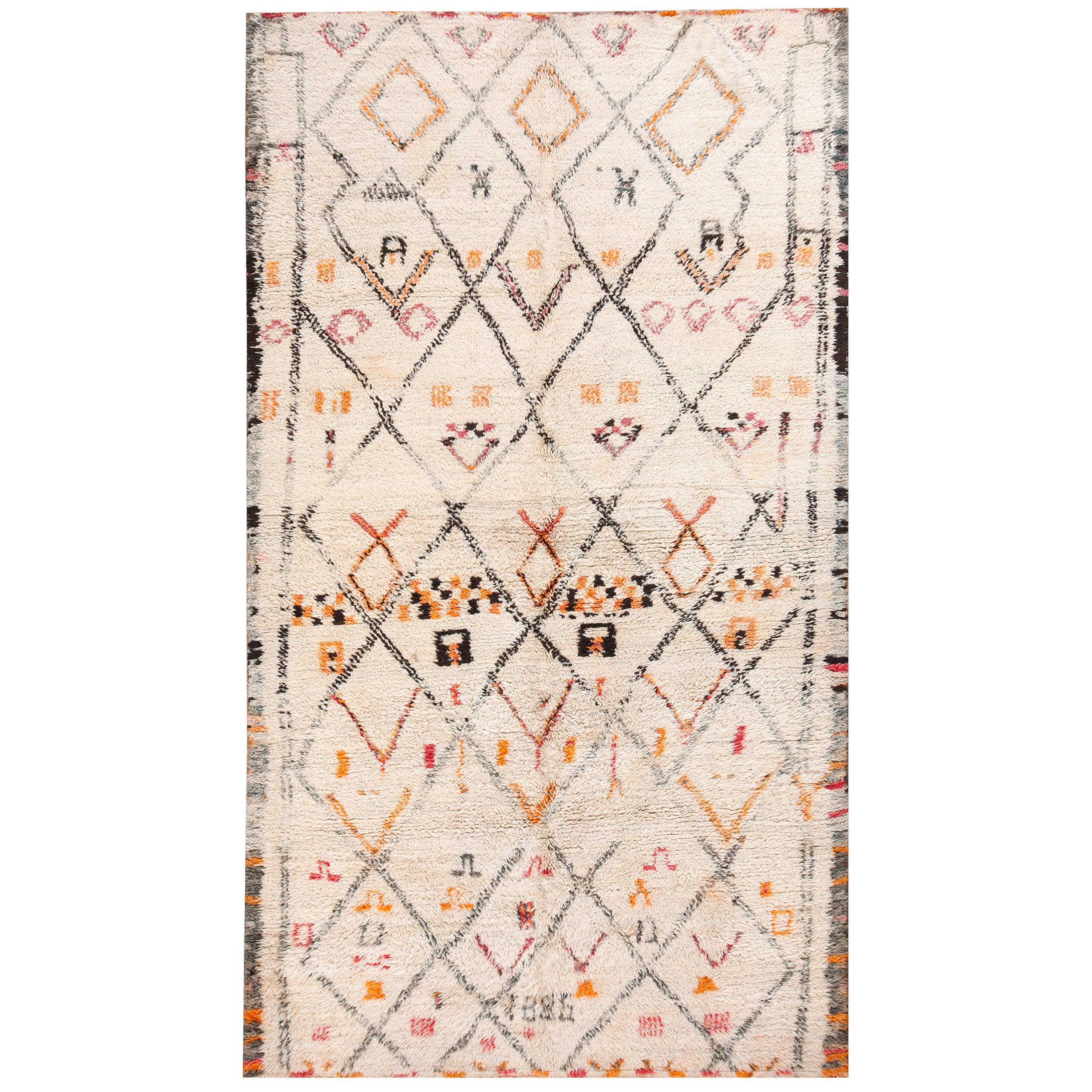 Marokkanischer Teppich aus der Mitte des 20. Jahrhunderts ( 5''6 x 9''10 - 168 x 300) im Angebot