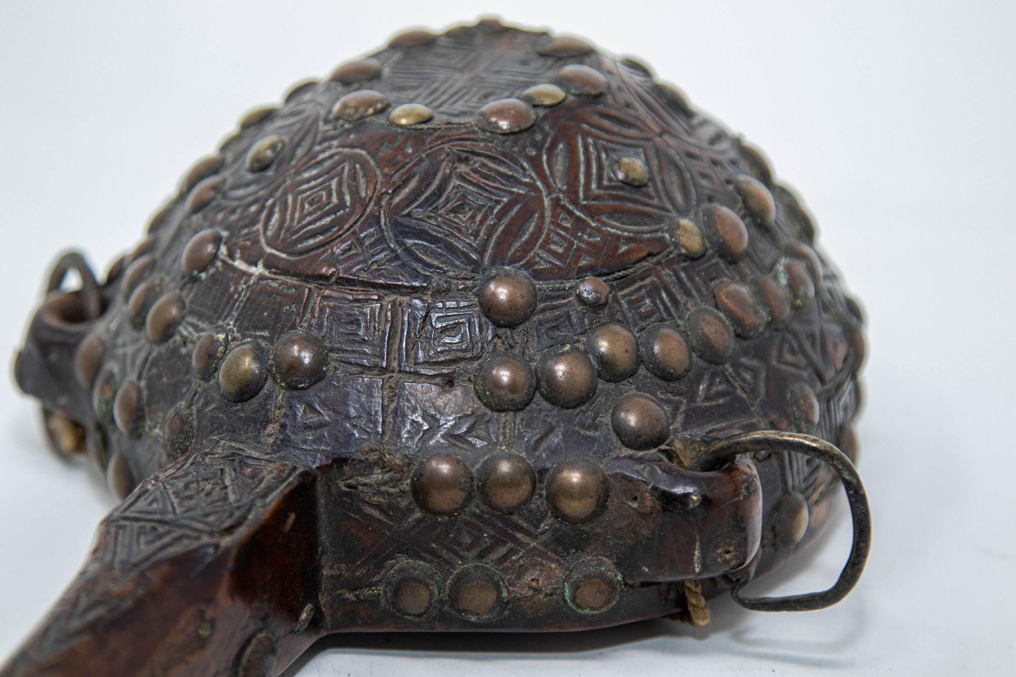Antigua Petaca Africana Marroquí Tribal de Madera Tallada S. XIX en venta 3