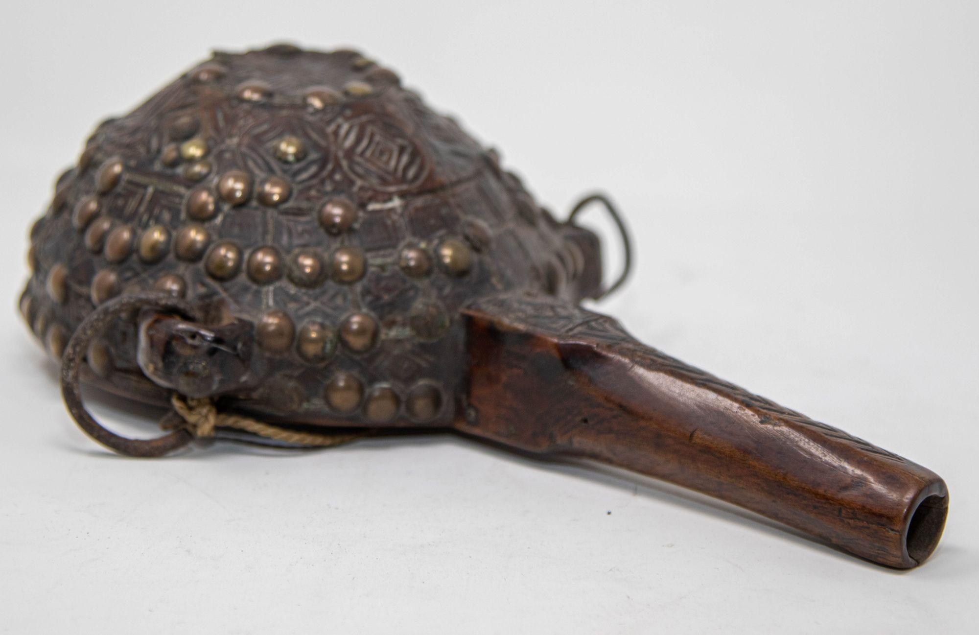 Antigua Petaca Africana Marroquí Tribal de Madera Tallada S. XIX en venta 4