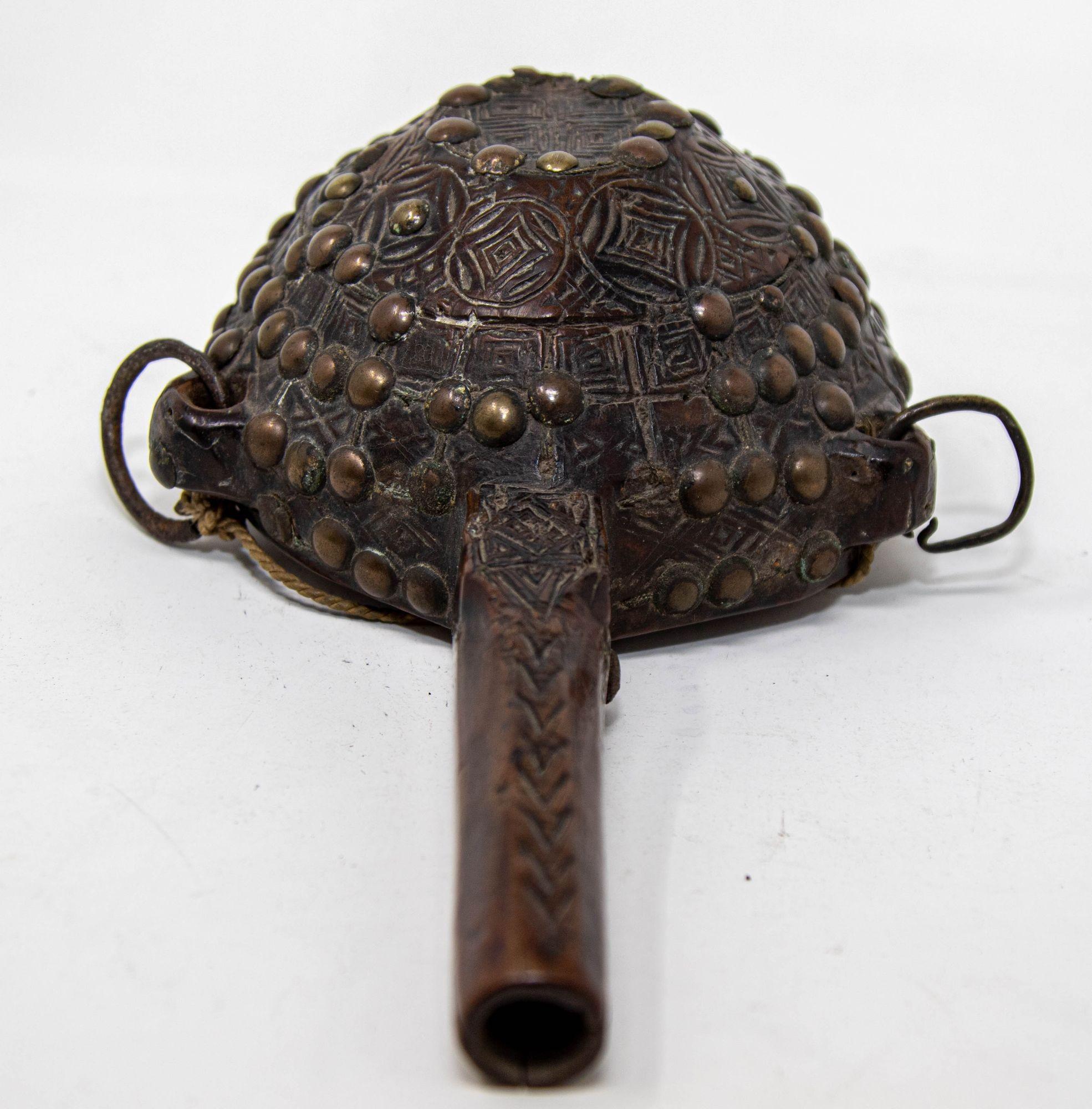 Antigua Petaca Africana Marroquí Tribal de Madera Tallada S. XIX en venta 5