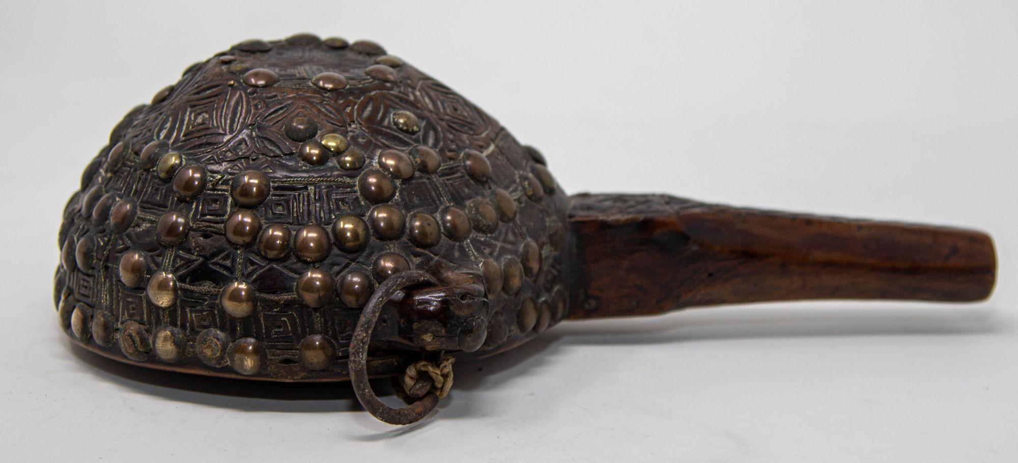 Antigua Petaca Africana Marroquí Tribal de Madera Tallada S. XIX en venta 6