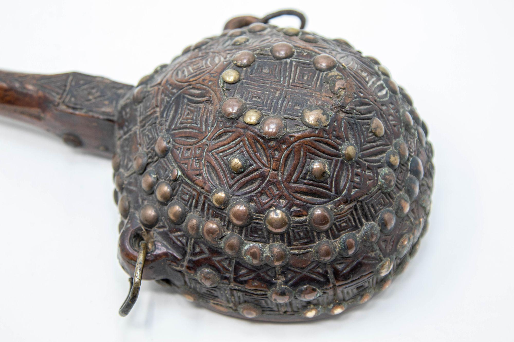 Antigua Petaca Africana Marroquí Tribal de Madera Tallada S. XIX en venta 8