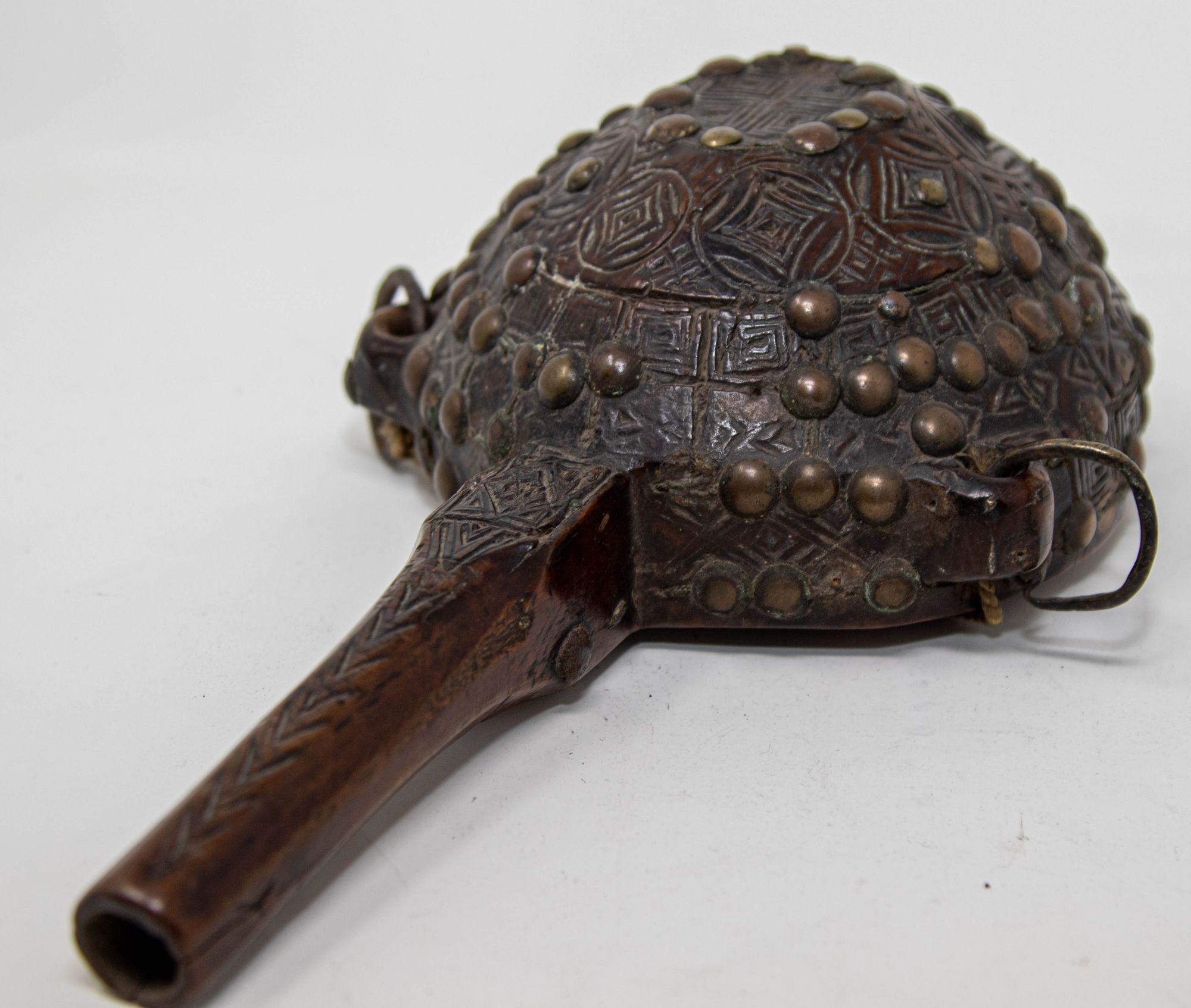 Antigua Petaca Africana Marroquí Tribal de Madera Tallada S. XIX en venta 9