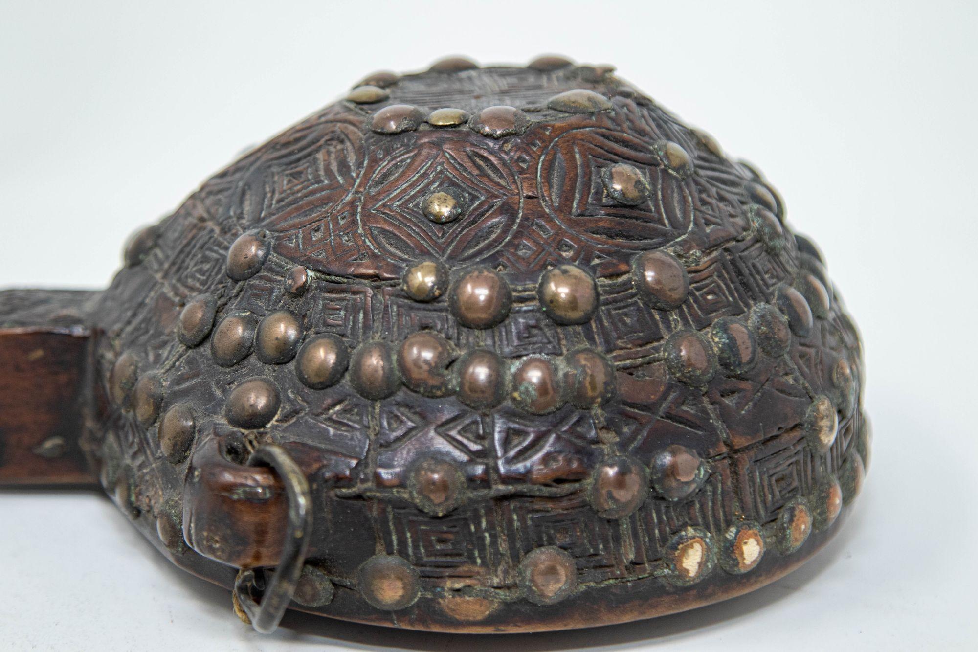 Antigua Petaca Africana Marroquí Tribal de Madera Tallada S. XIX en venta 11