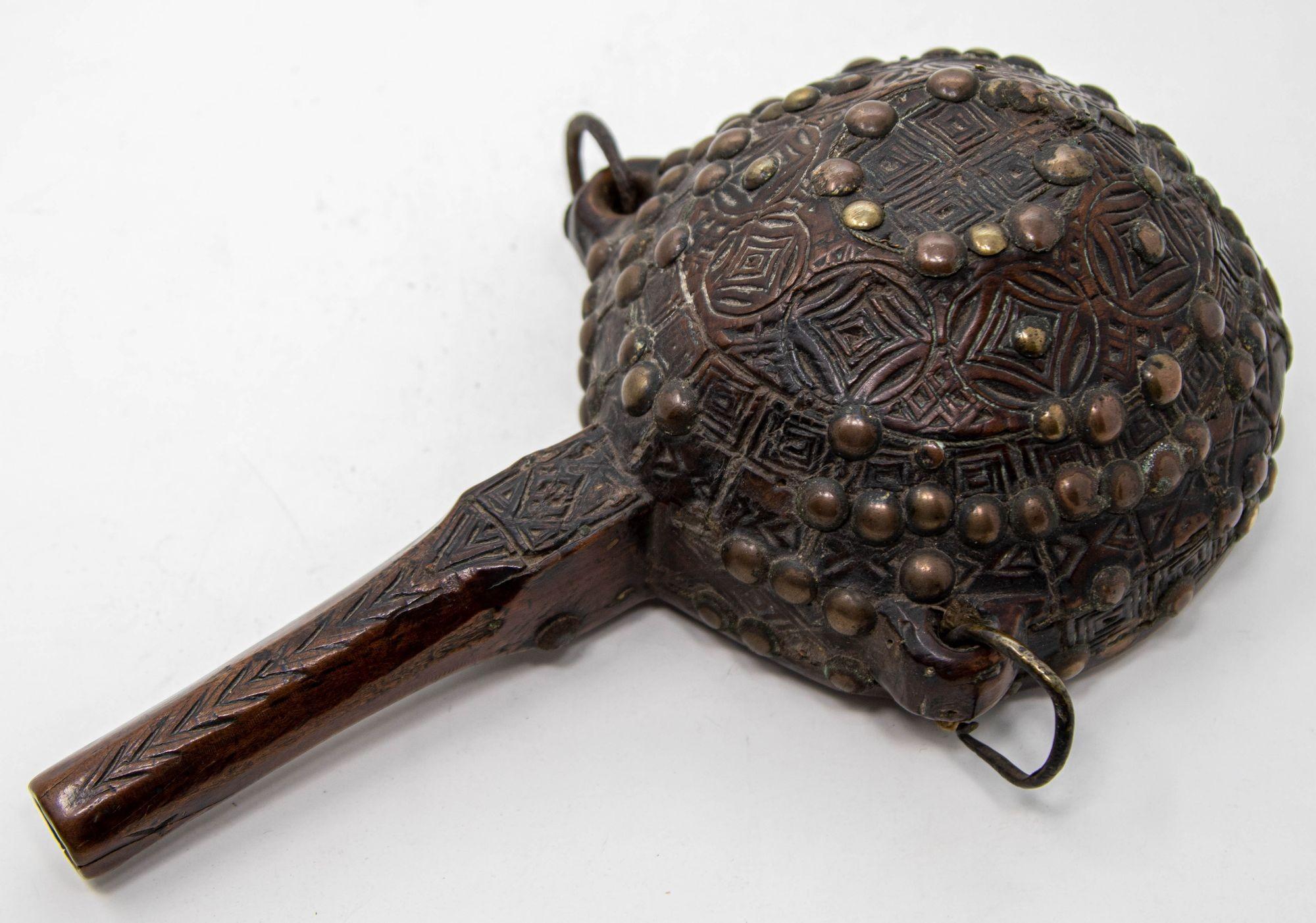 Antigua Petaca Africana Marroquí Tribal de Madera Tallada S. XIX en venta 12