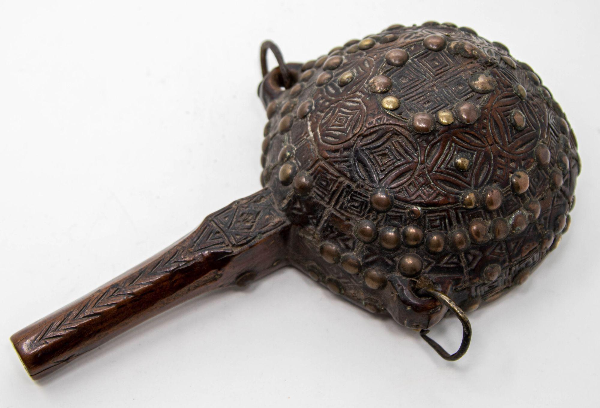 Antigua petaca de madera tribal marroquí del norte de África.
Rara caja polvera de finales del siglo XIX procedente del Rif, norte de Marruecos, con cuerpo en forma de tambor tallado a mano en madera con motivos étnicos, clavos tachonados de latón,