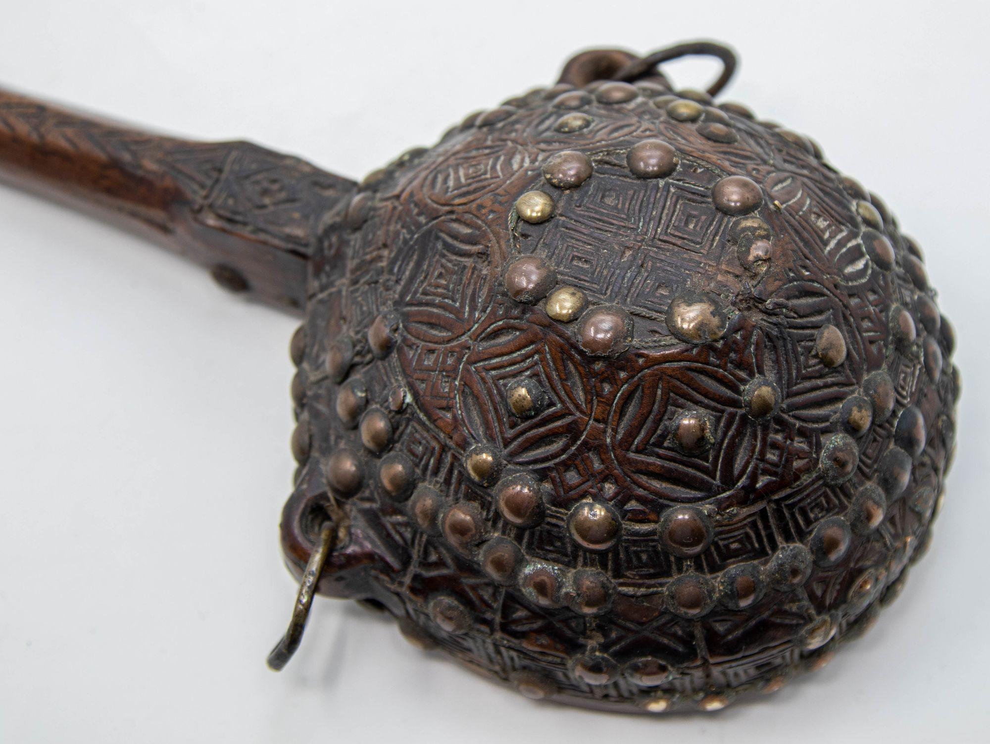 Antigua Petaca Africana Marroquí Tribal de Madera Tallada S. XIX Arte popular en venta